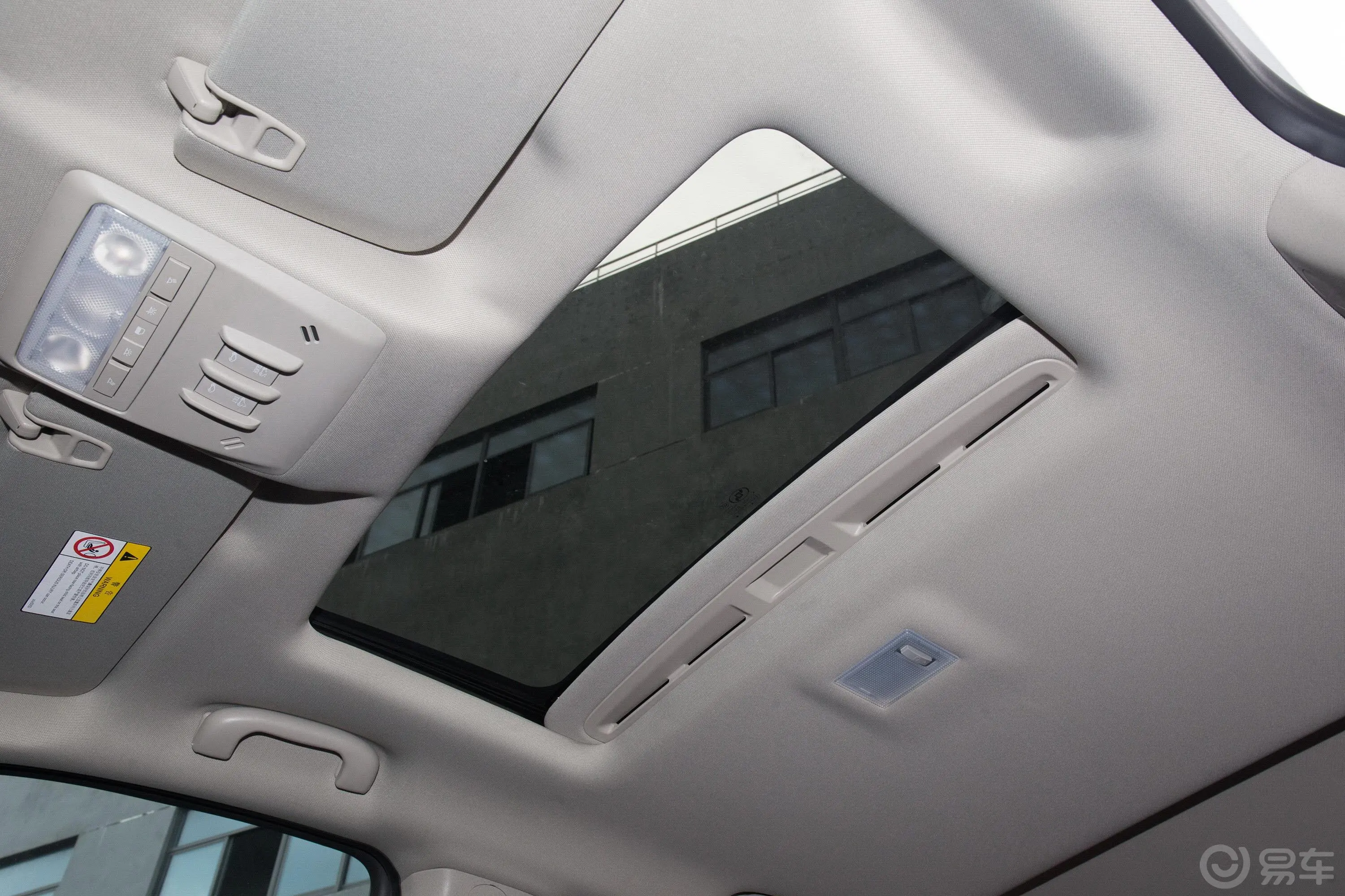 昂科拉18T 手自一体 两驱 都市精英版天窗内拍关闭