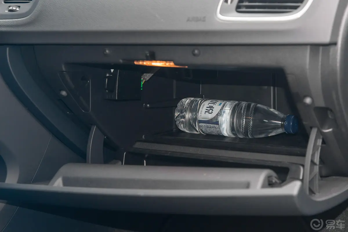 沃尔沃V60Polestar手套箱空间水瓶横置