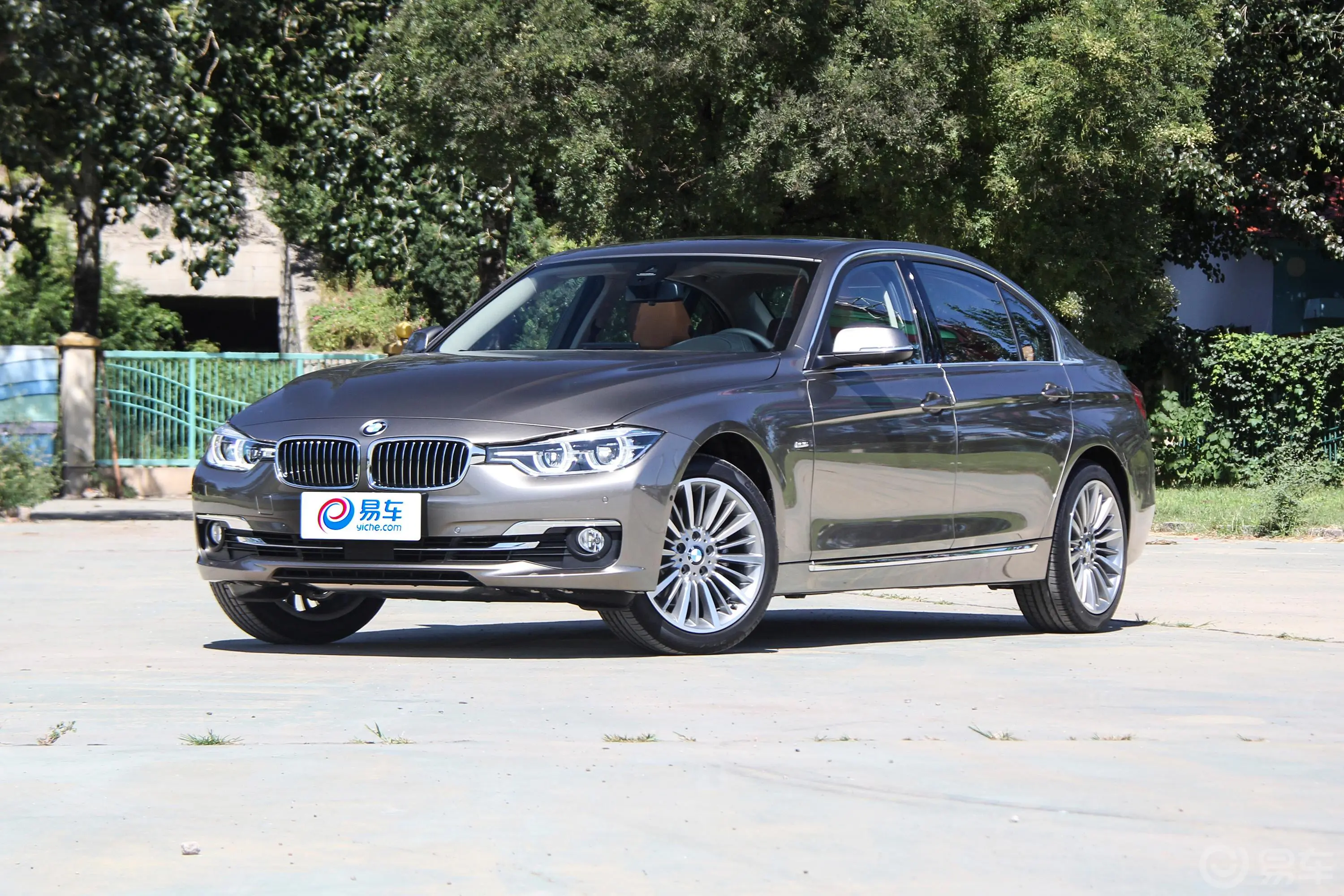 宝马3系330Li xDrive 豪华套装侧前45度车头向左水平