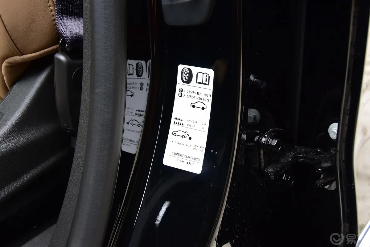 凯迪拉克XT528E 四驱 铂金版胎压信息铭牌