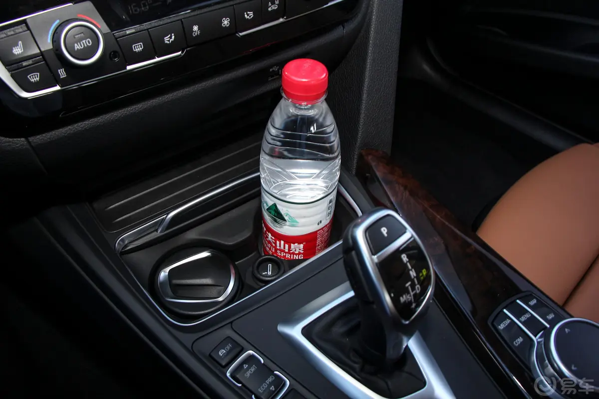 宝马3系330Li xDrive 豪华套装前排杯架