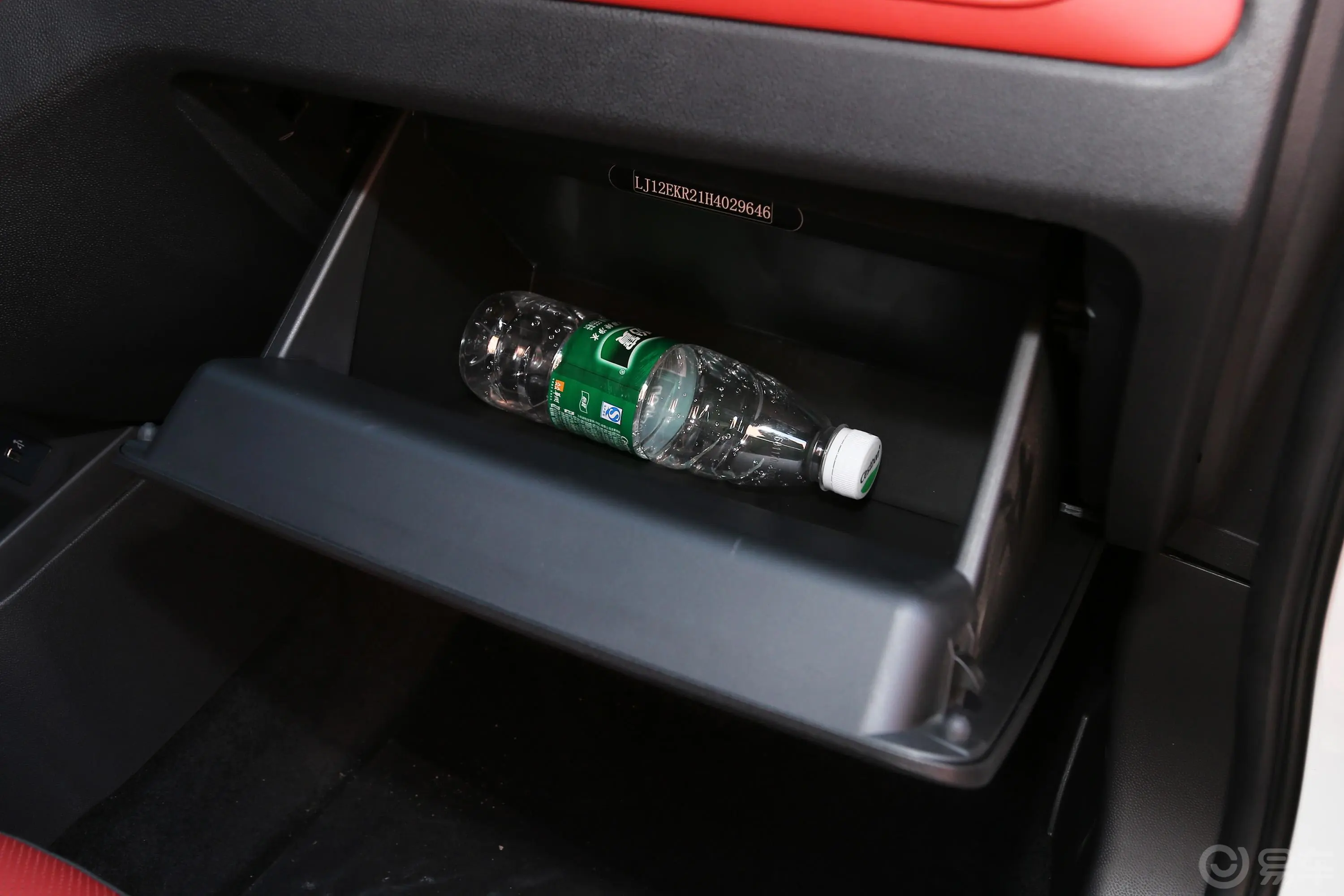 瑞风S2智驱版 1.5L 手动 豪华智能版手套箱空间水瓶横置