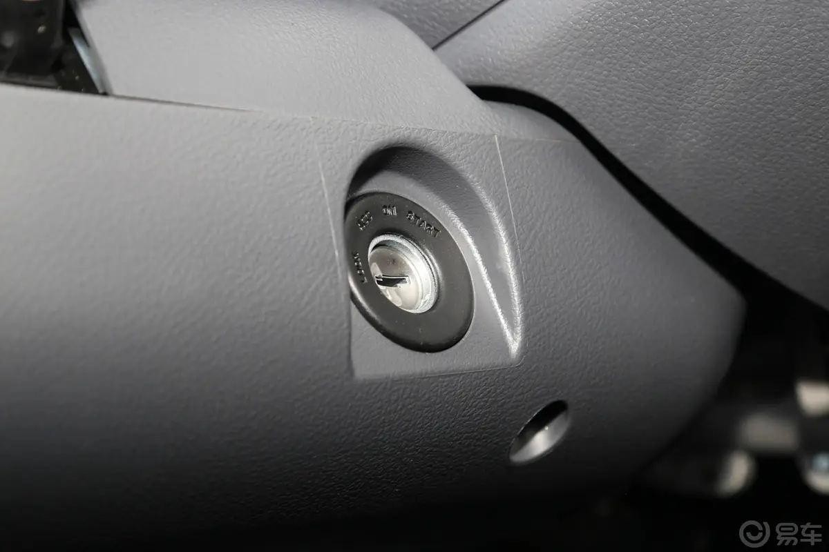 新龙马启腾M70 EV厢式运输车 5座版钥匙孔或一键启动按键