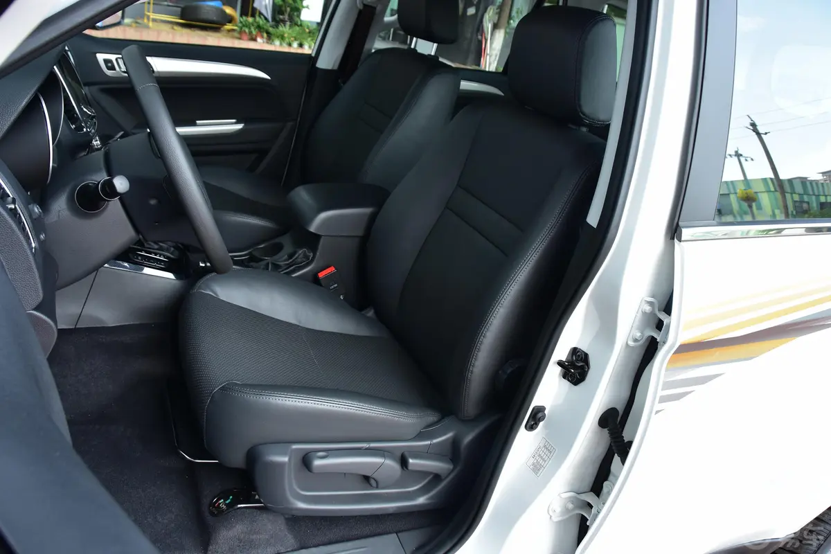 萨瓦纳2.0T 自动 四驱 尊享版 5座 汽油驾驶员座椅