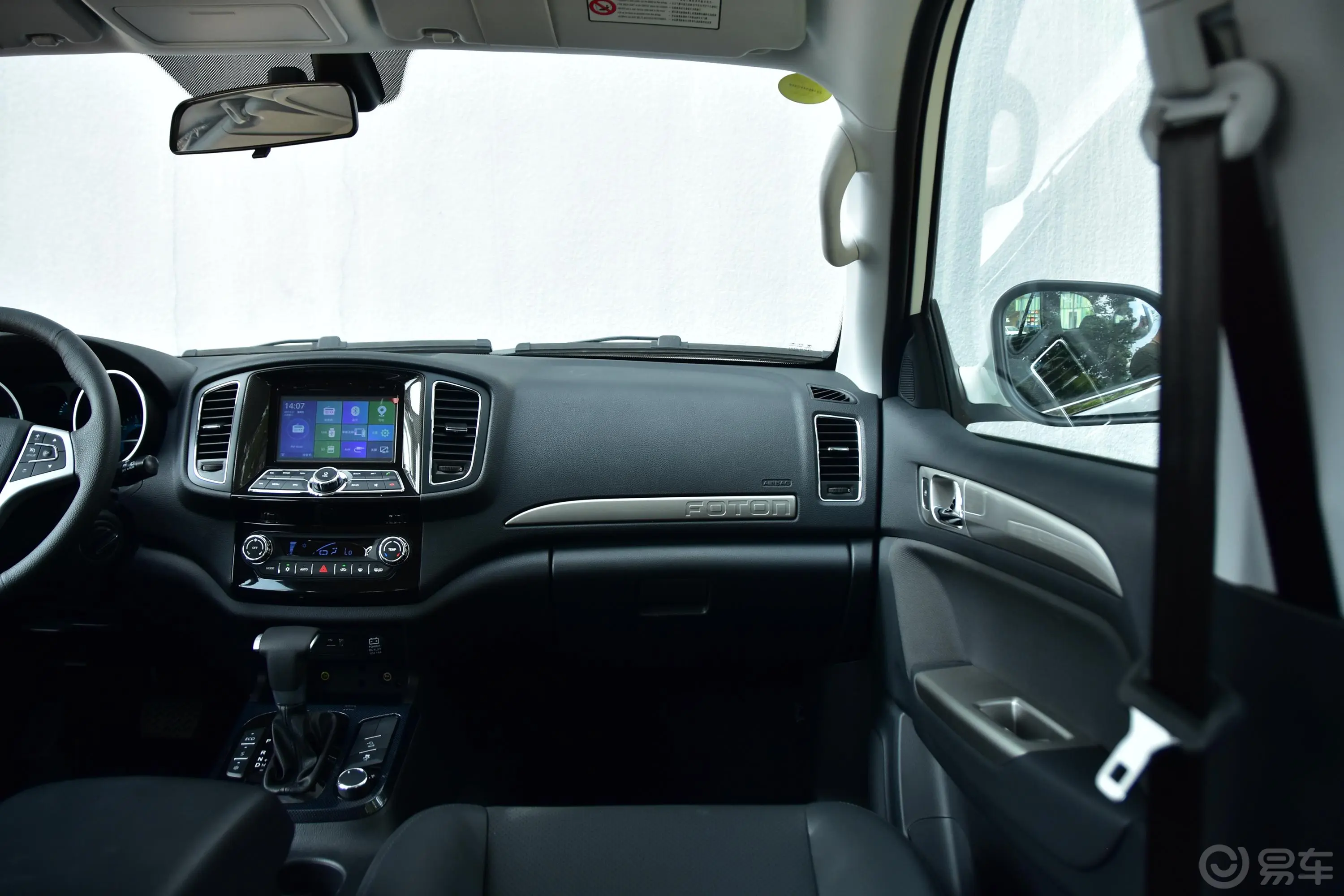 萨瓦纳2.0T 自动 四驱 尊享版 5座 汽油副驾驶位区域