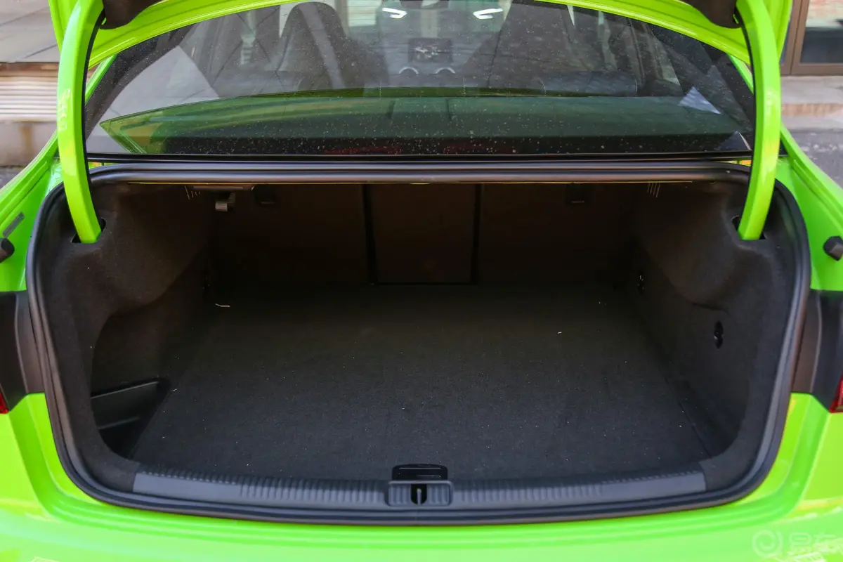 奥迪RS 32.5T Limousine后备厢空间特写