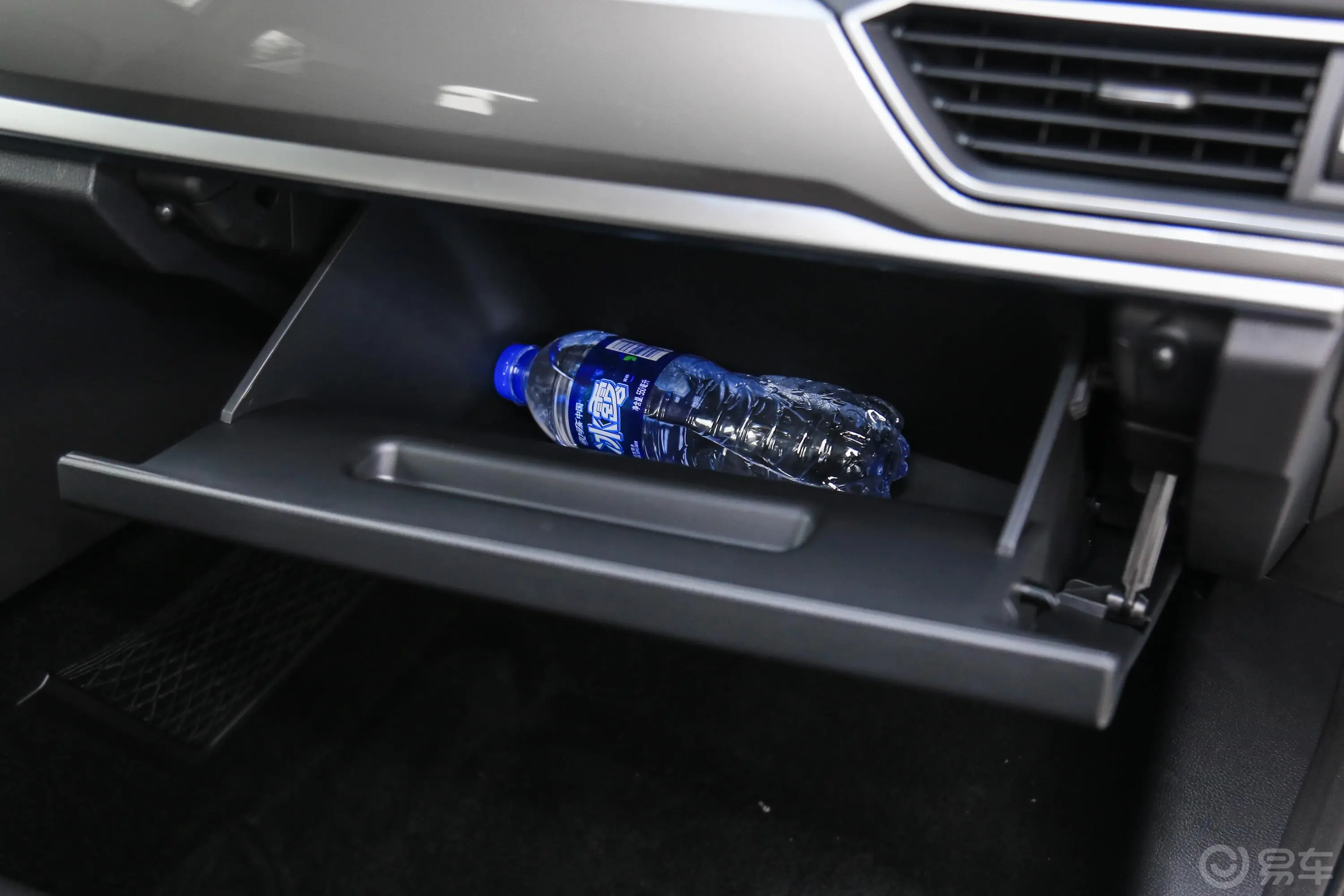 哈弗H6蓝标 运动版 1.5T 双离合 尊贵版手套箱空间水瓶横置