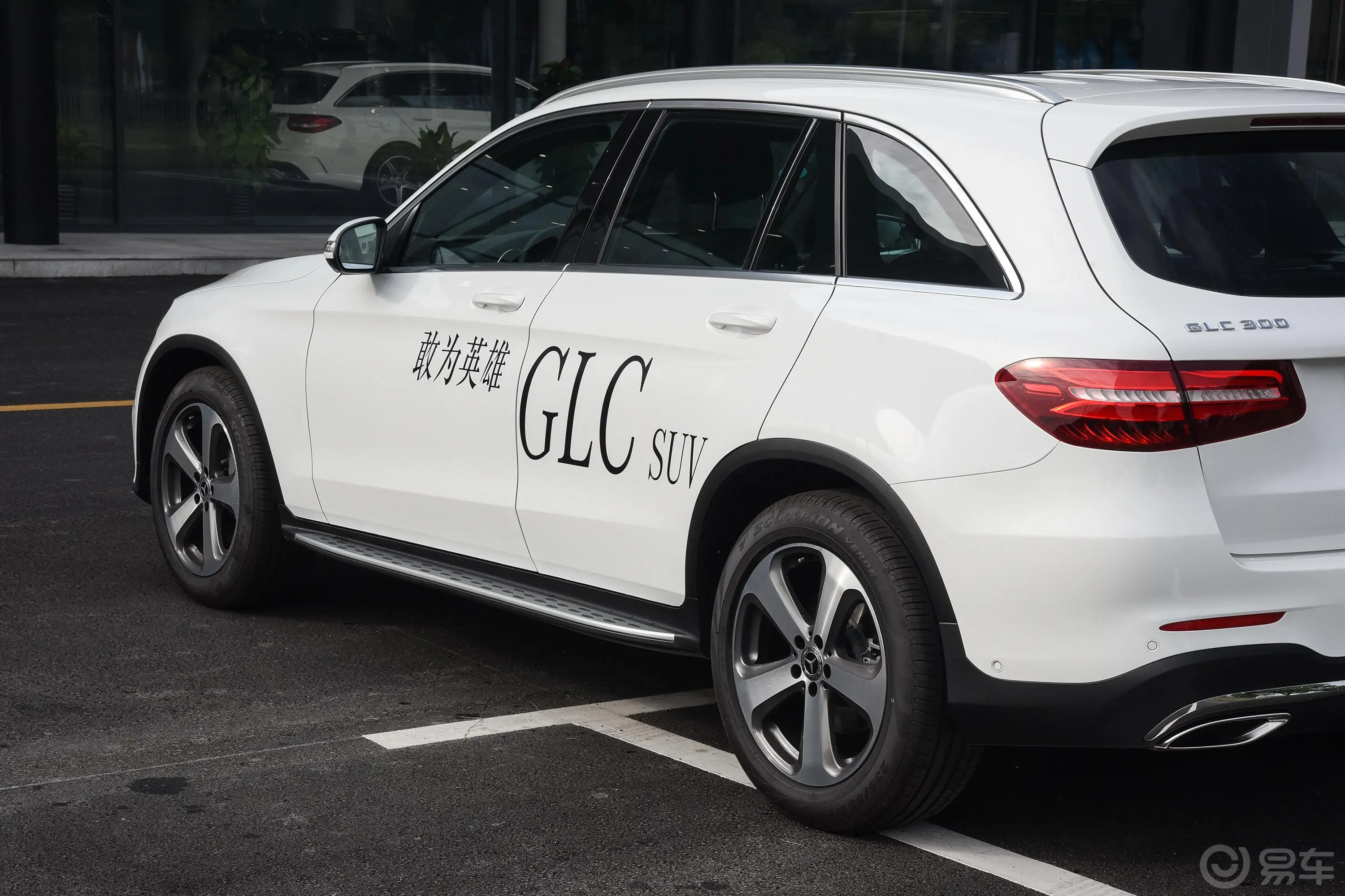 奔驰GLCGLC 300 4MATIC 动感版外观