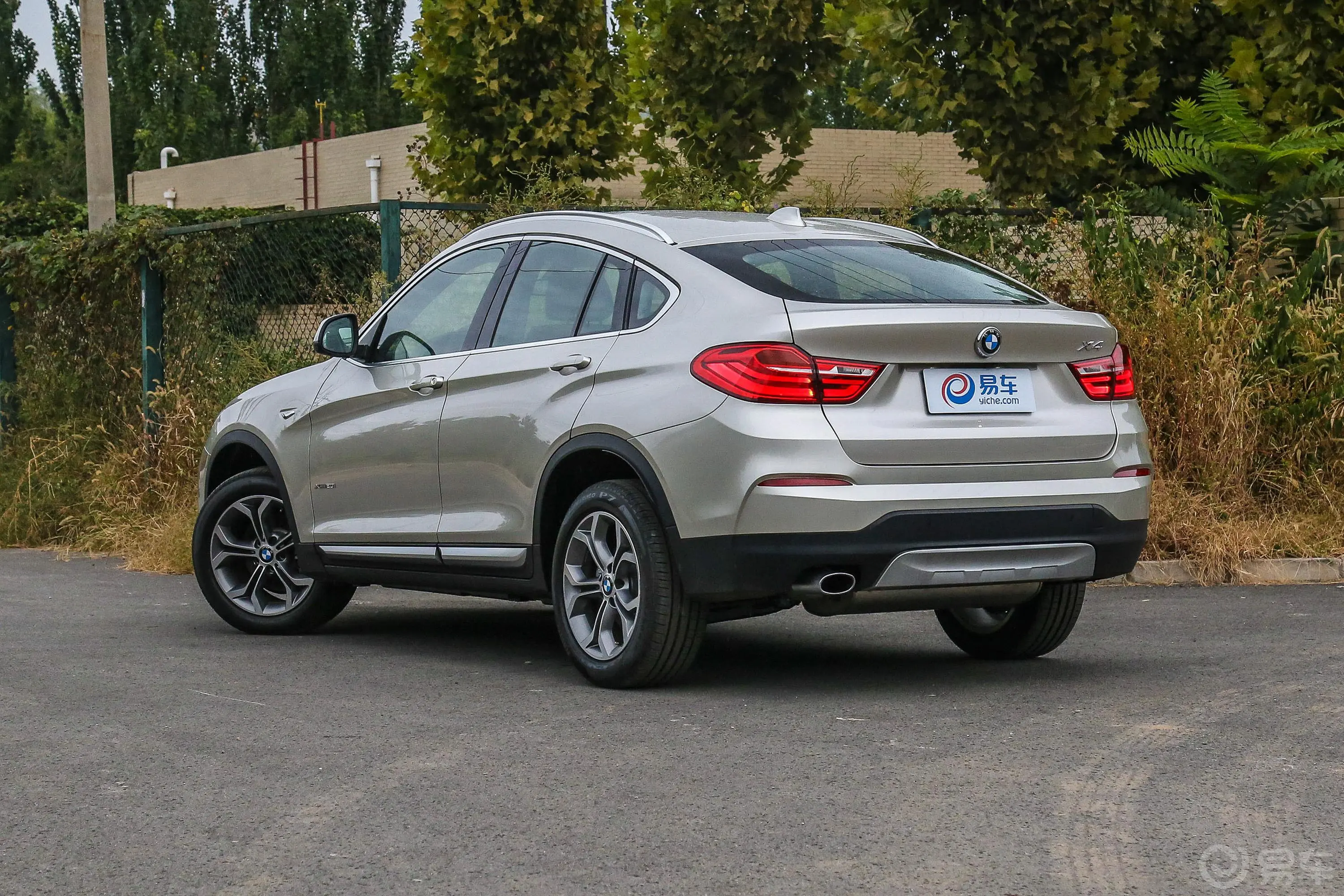 宝马X4xDrive20i X设计套装侧后45度车头向左水平