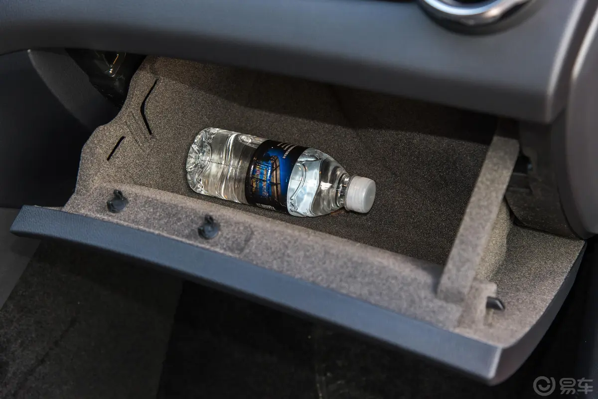 奔驰GLAGLA 200 动感版手套箱空间水瓶横置