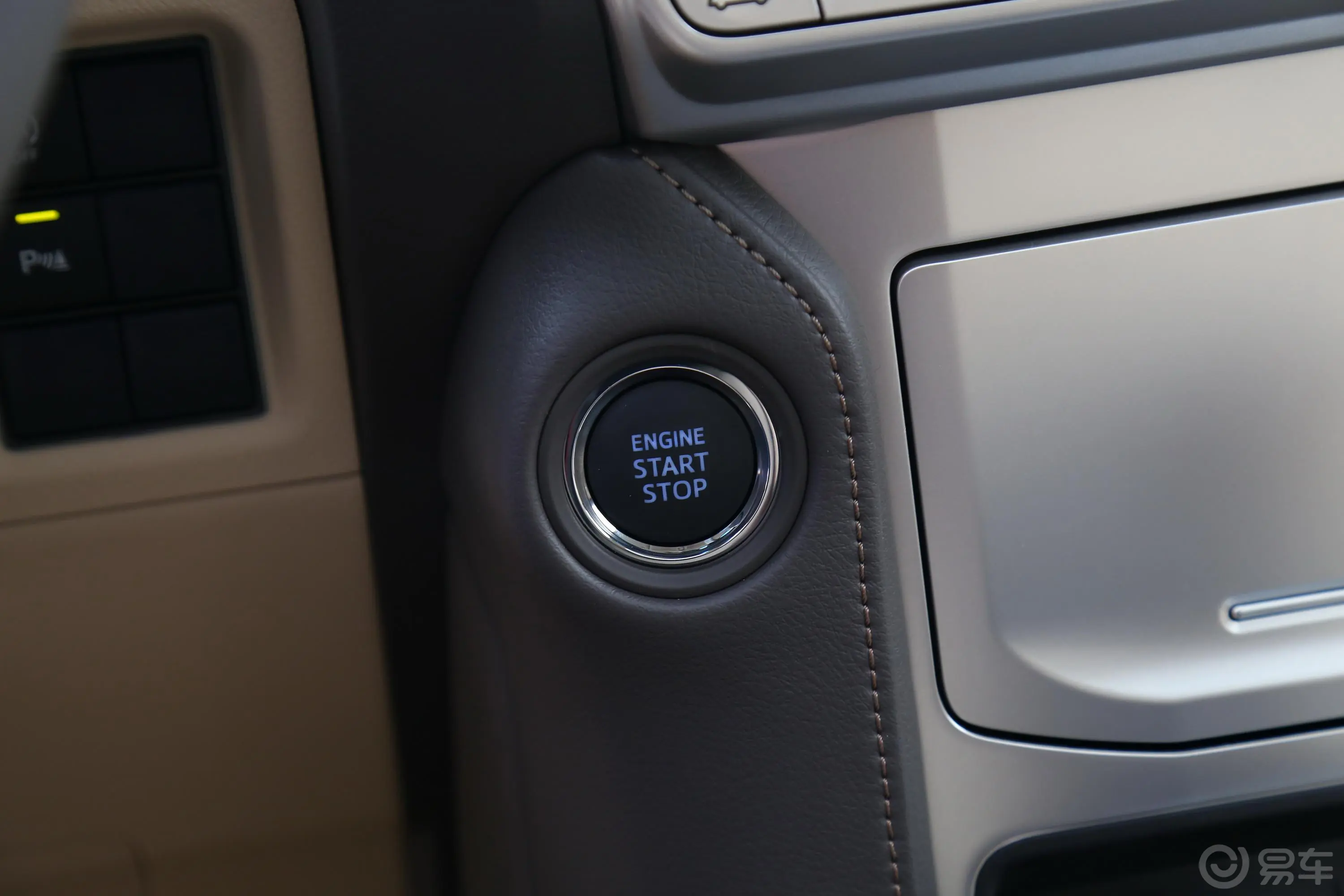 普拉多3.5L TX-L(后挂备胎)钥匙孔或一键启动按键