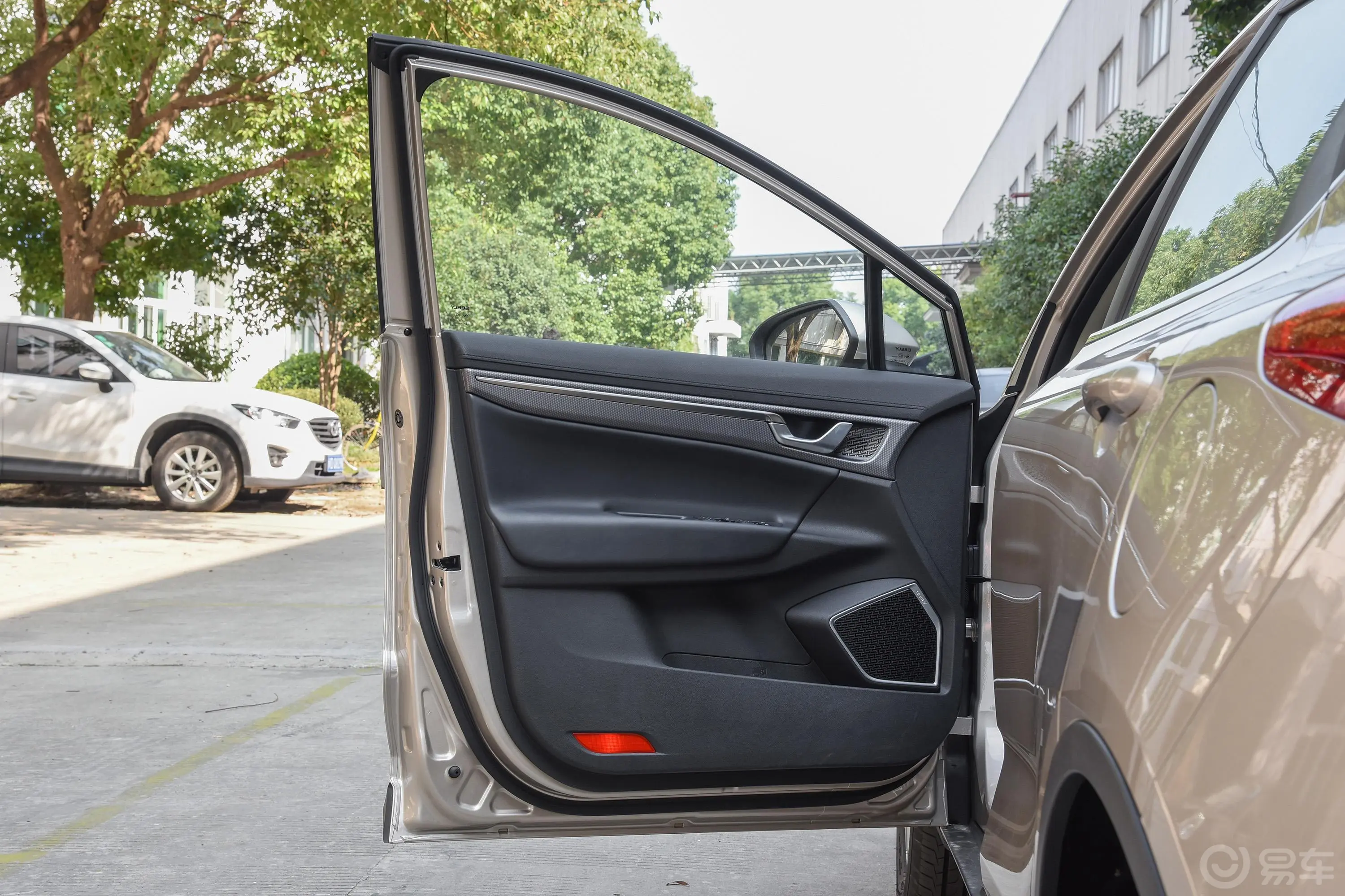 帝豪GS运动版 1.3T 双离合 领尚版驾驶员侧前车门