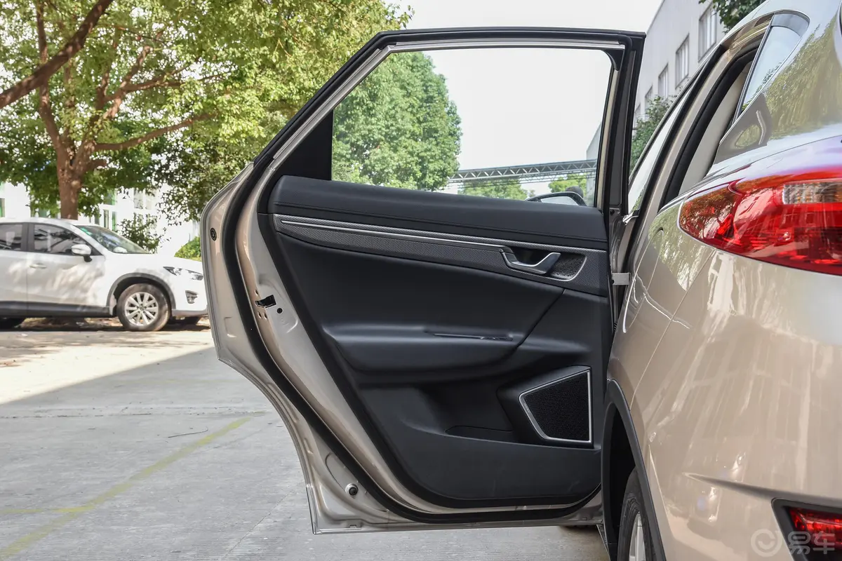 帝豪GS运动版 1.3T 双离合 领尚版驾驶员侧后车门