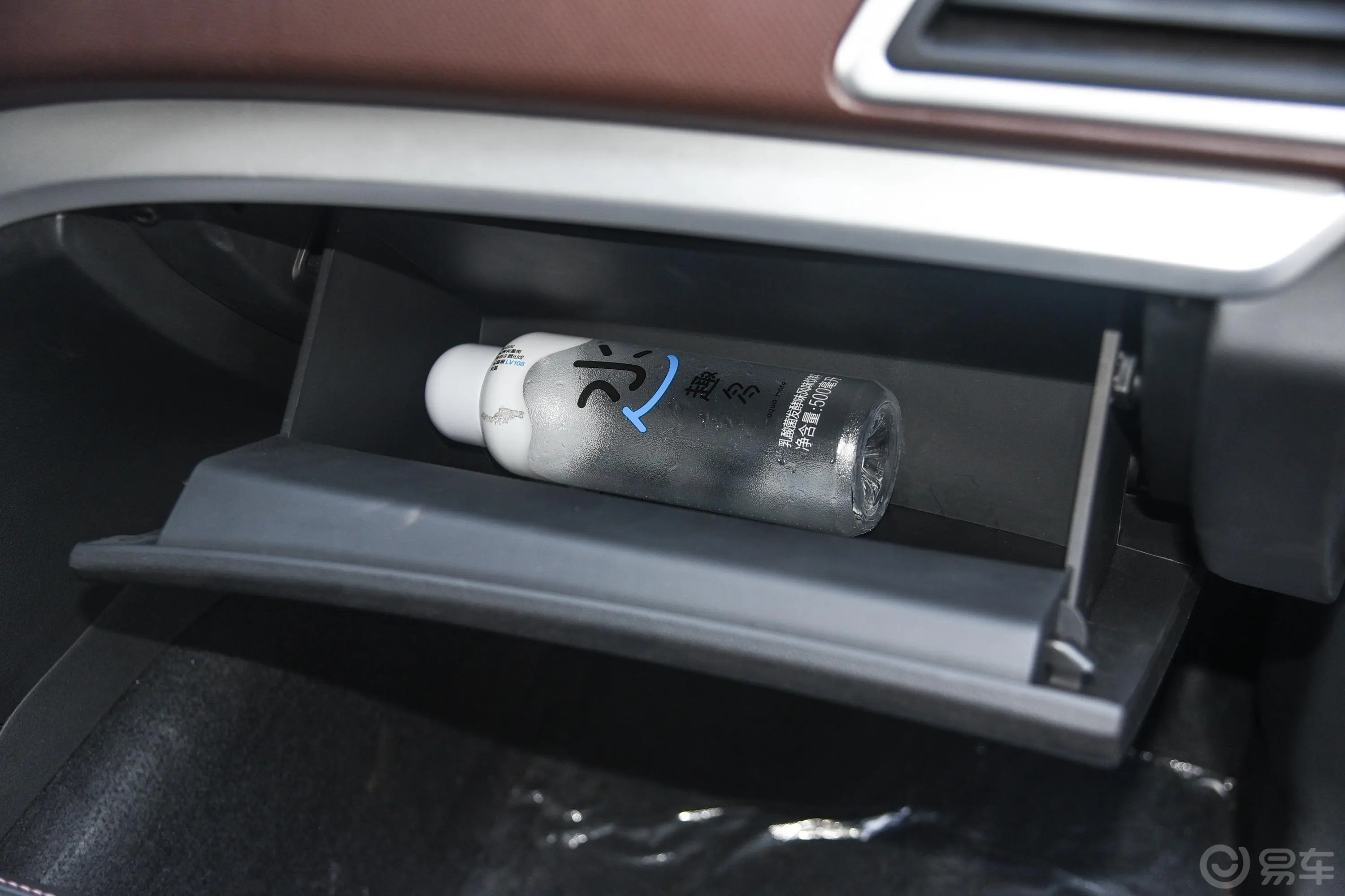幻速H31.5L 手动 舒适天窗版手套箱空间水瓶横置