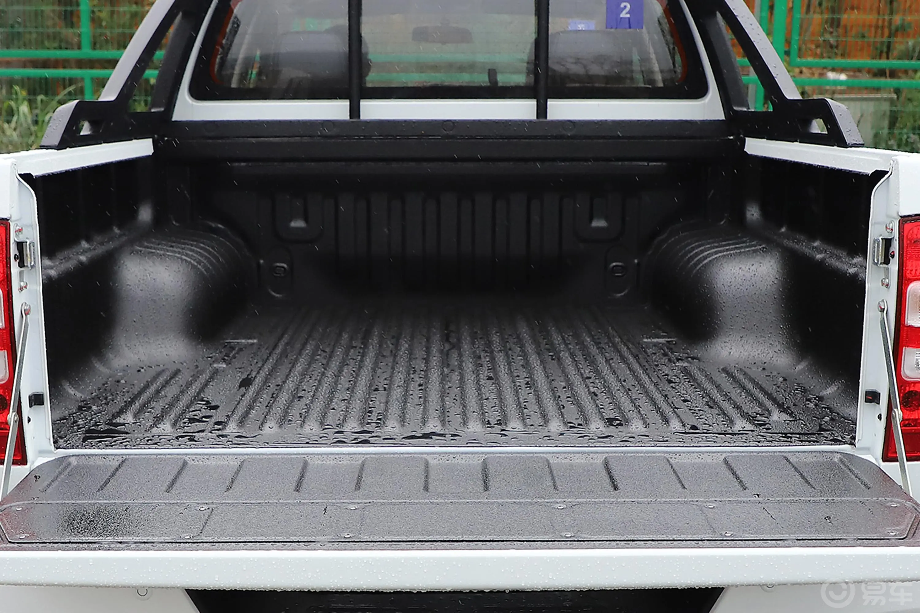 瑞迈2.5T 手动 两驱 超豪华版 柴油后备厢空间特写