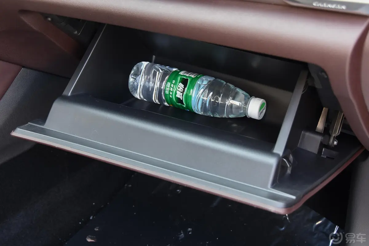 睿骋CC1.5T 手动 典雅型 国V手套箱空间水瓶横置