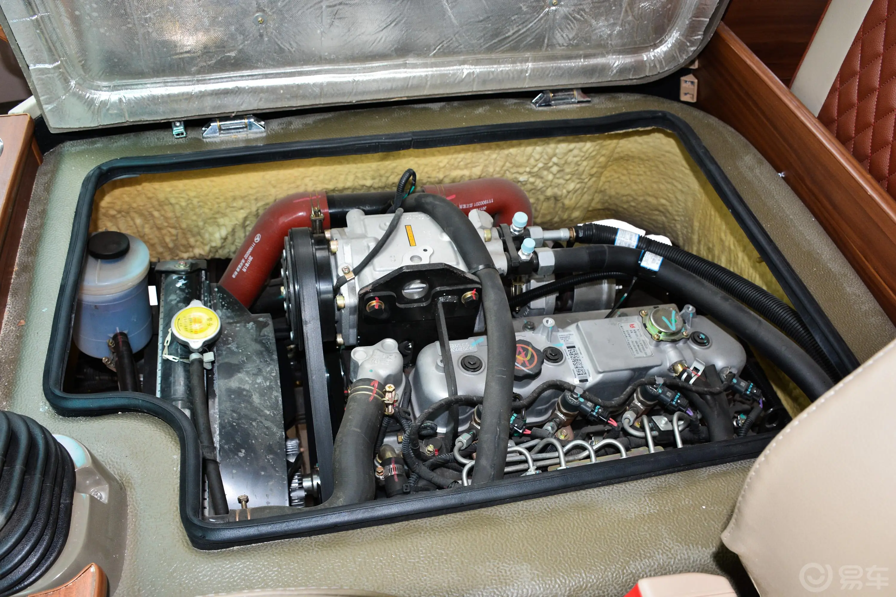 考斯特房车2.8T 手动 征程版发动机舱整体