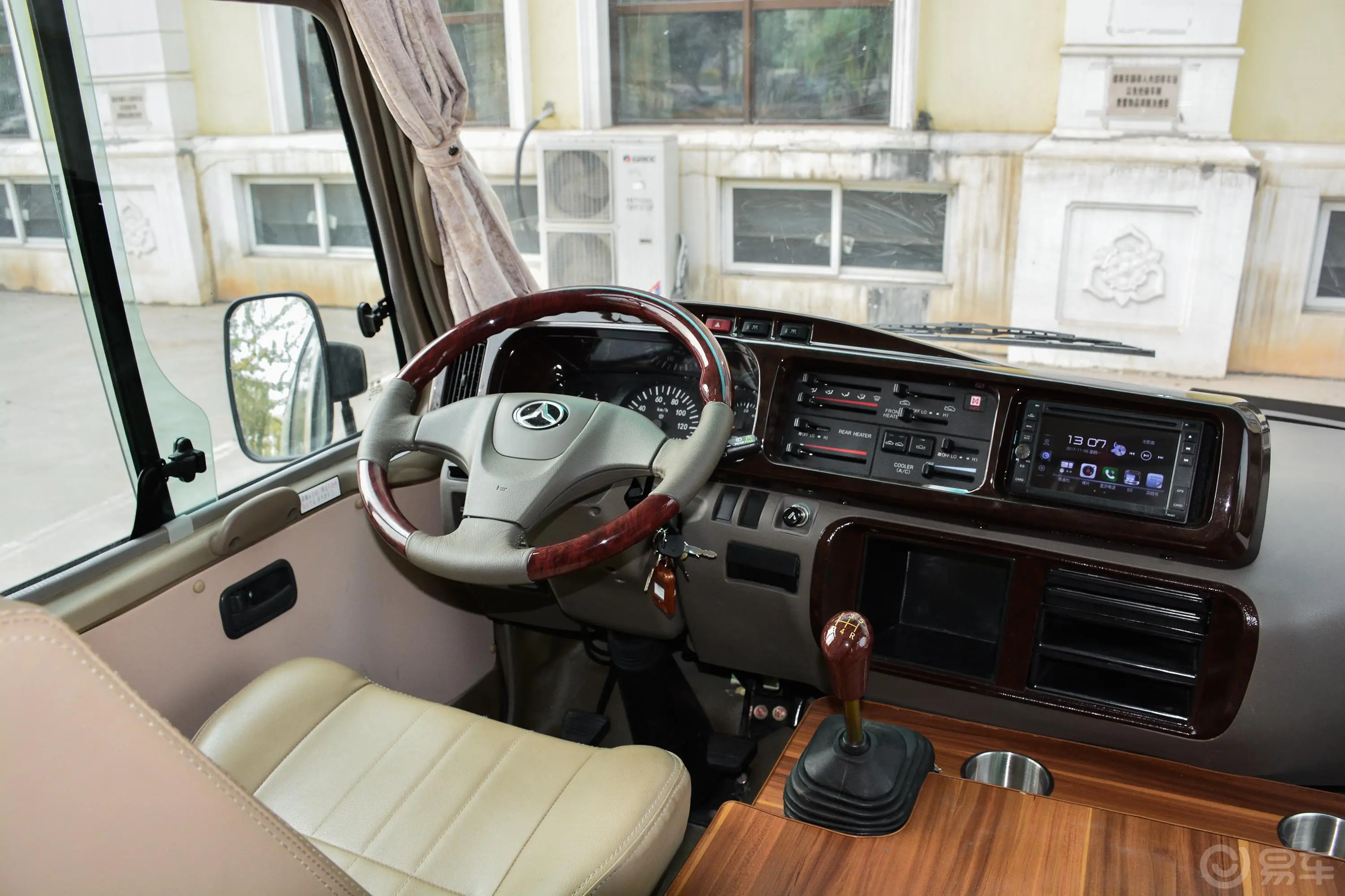 考斯特房车2.8T 手动 征程版驾驶位区域