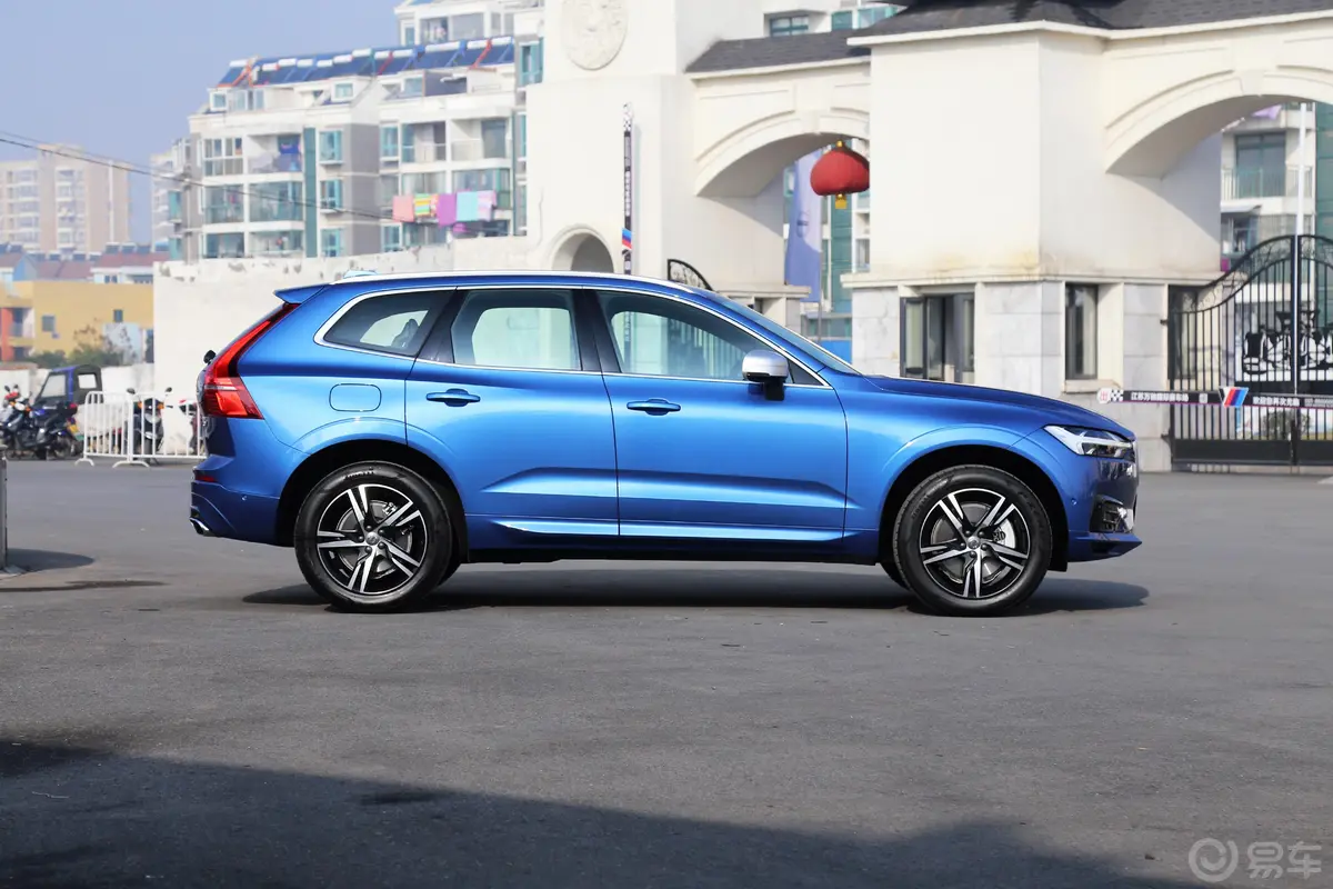 沃尔沃XC60T5 四驱 智雅运动版正侧车头向右水平