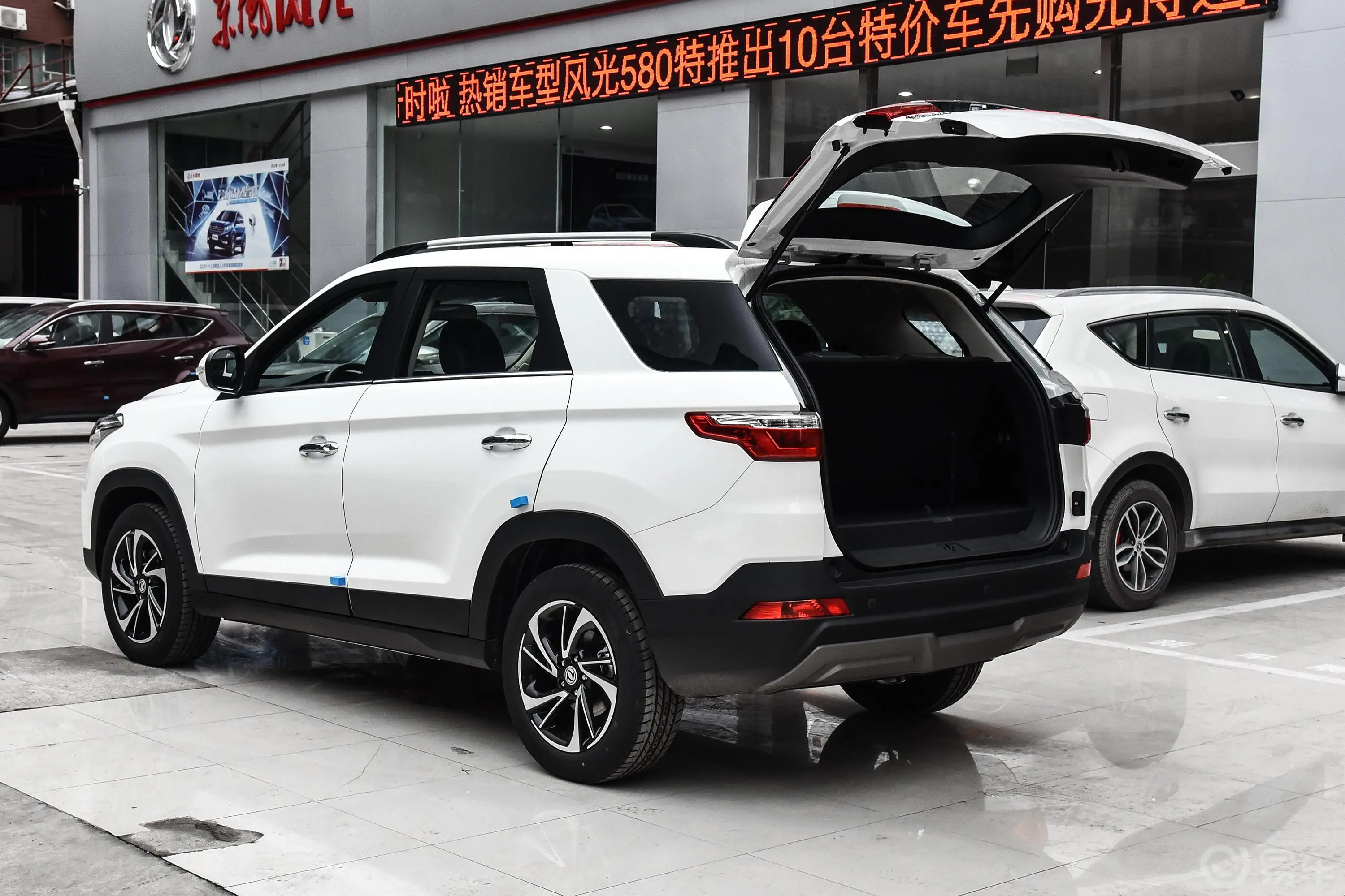 风光S5601.8L 手动 舒适型后备厢开启45度侧拍