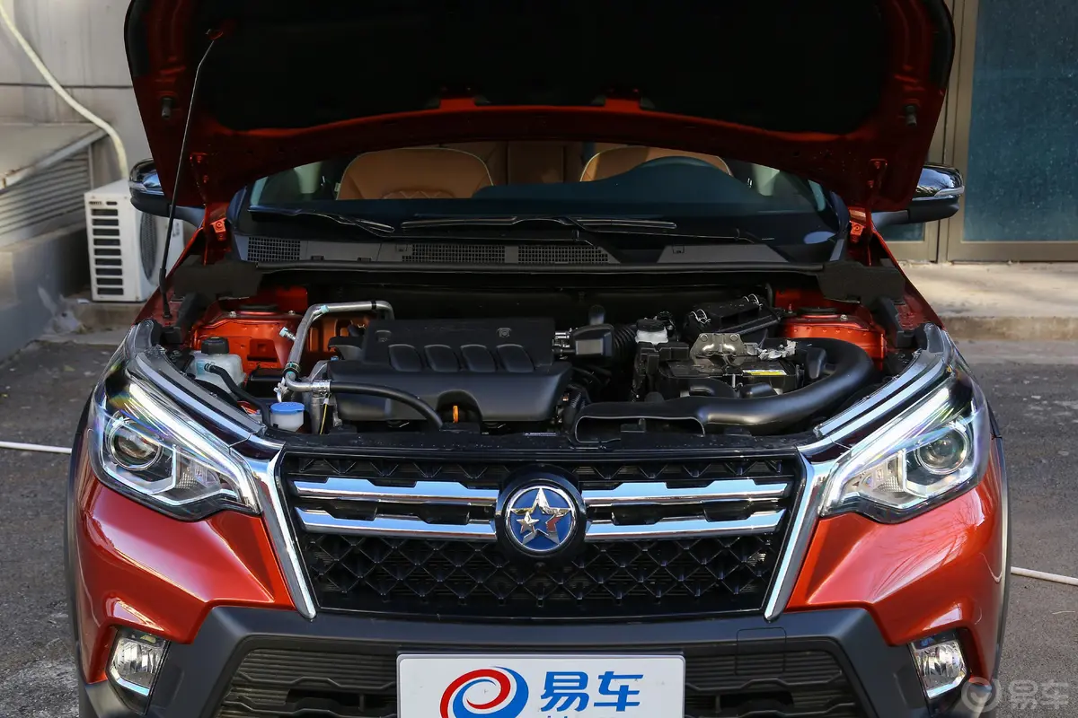 启辰T702.0L CVT 睿享运动版发动机舱整体