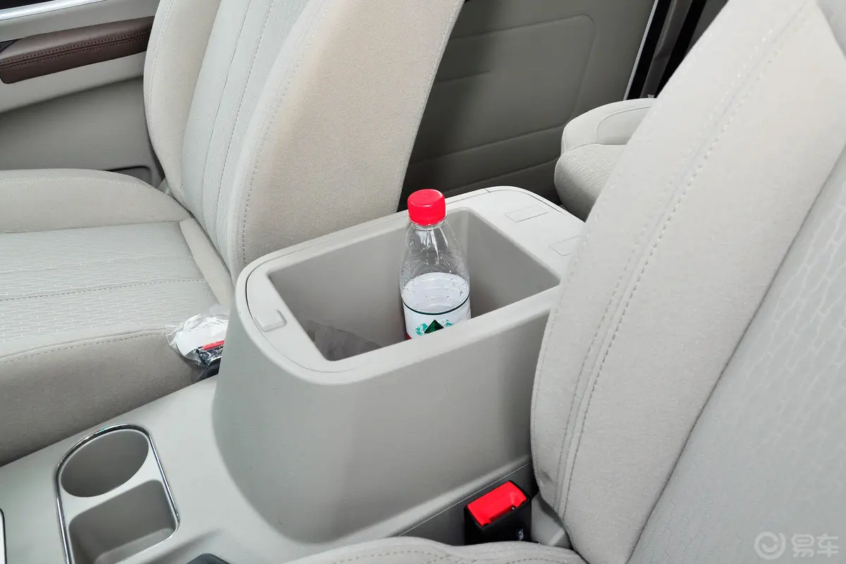 菱智M5 EV舒适版前排扶手箱储物格