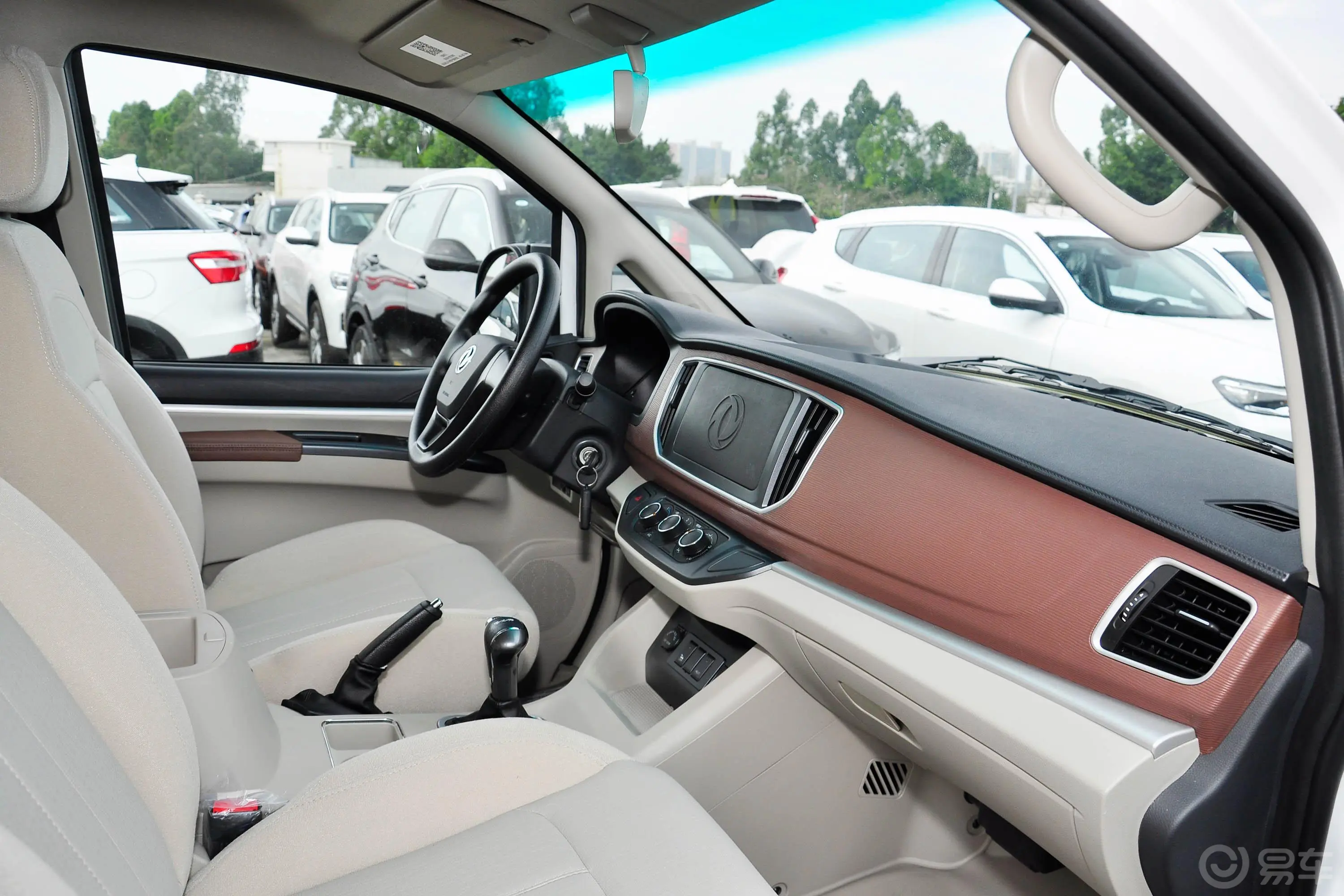 菱智M5 EV舒适版内饰全景副驾驶员方向
