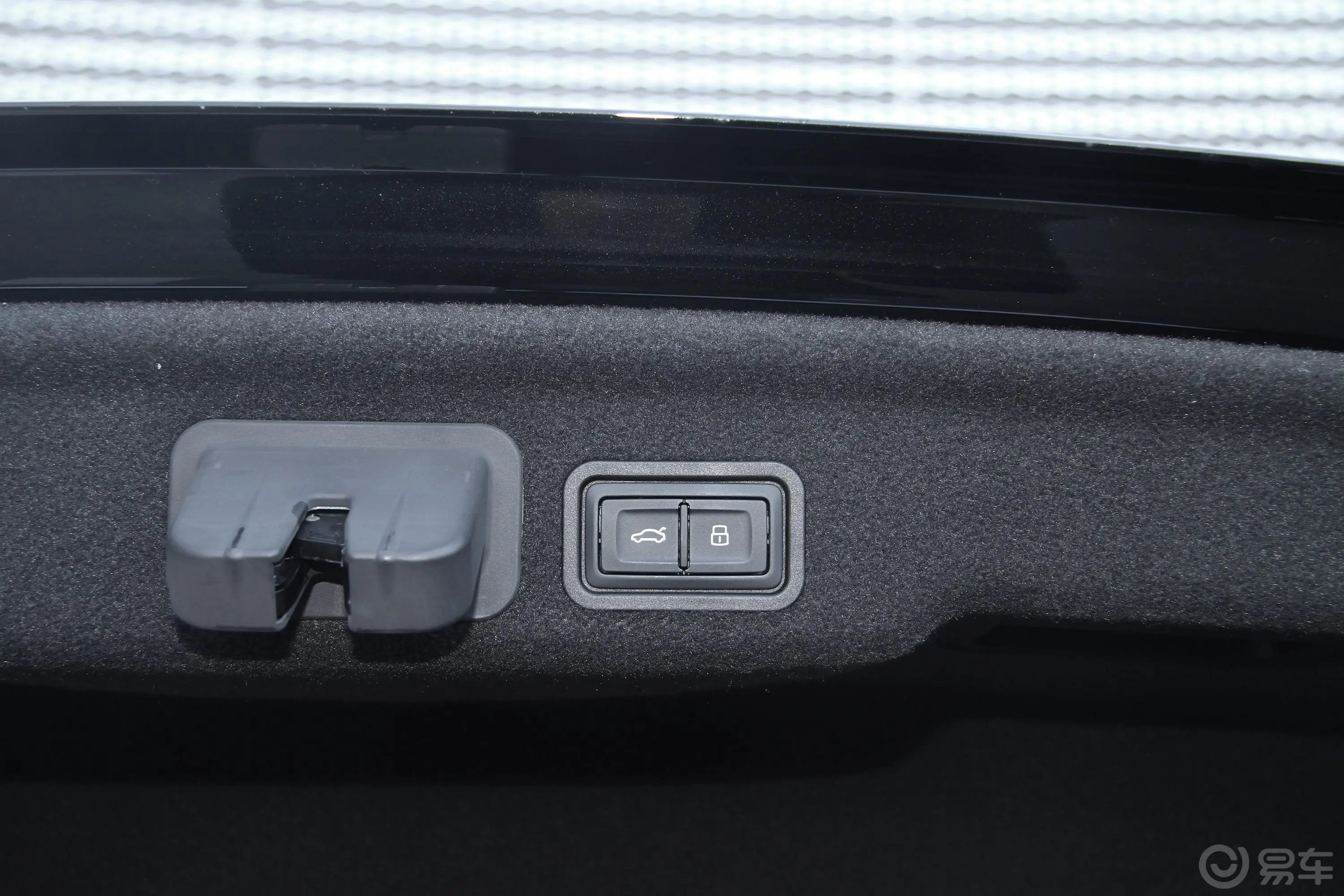奥迪A8A8L 45 TFSI quattro 舒适版电动尾门按键（手动扶手）