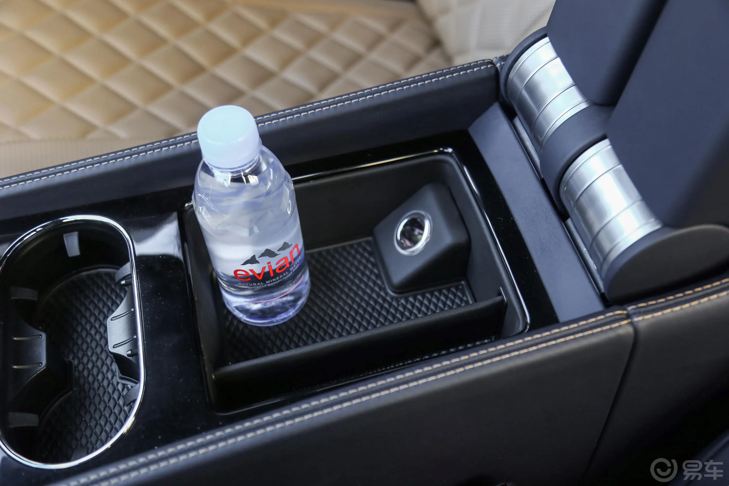 飞驰4.0T V8 S 标准版前排扶手箱储物格