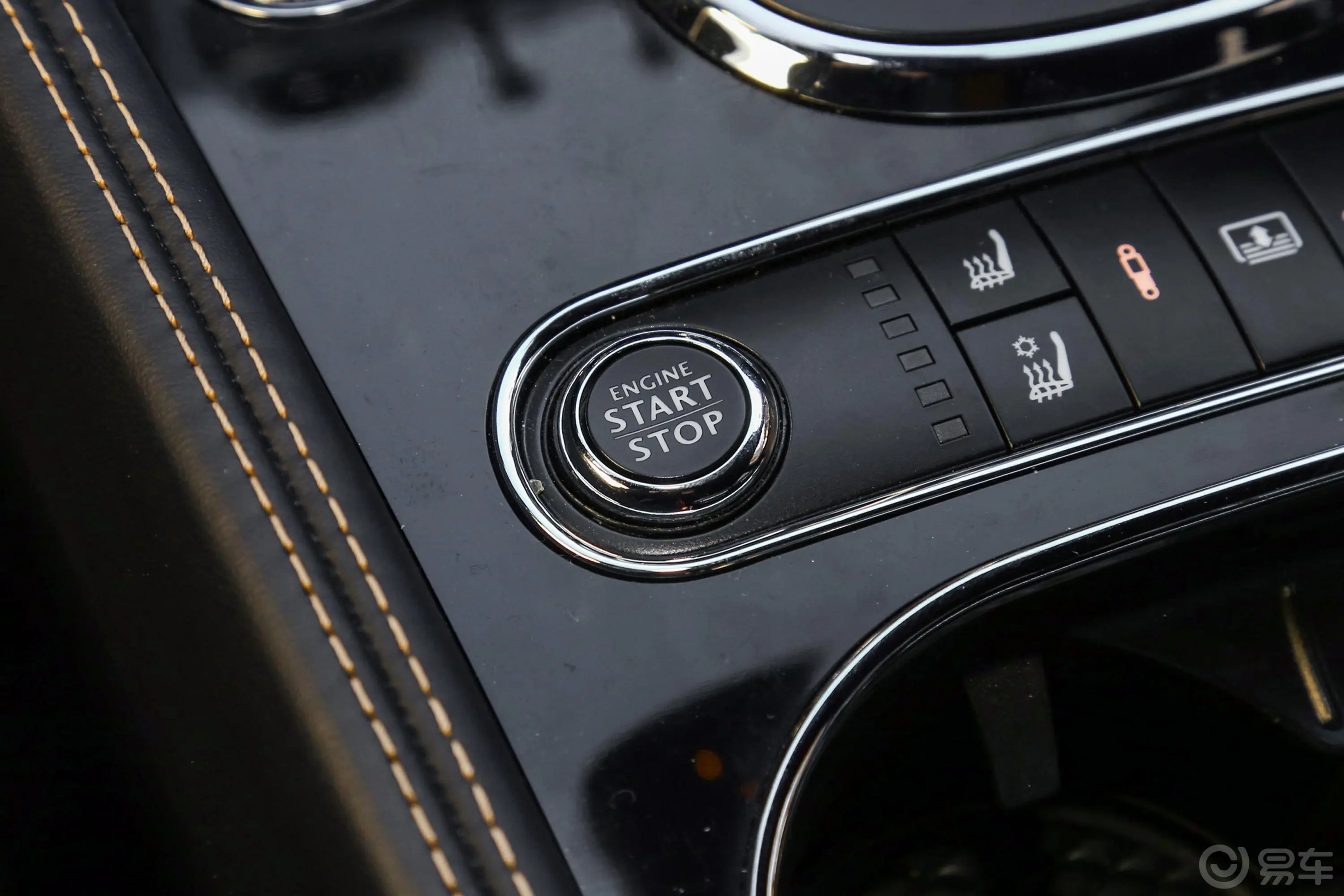 飞驰4.0T V8 S 标准版钥匙孔或一键启动按键