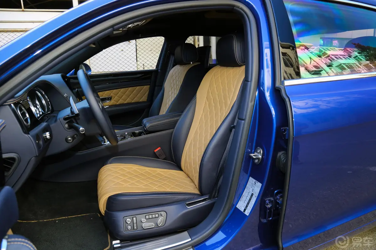 飞驰4.0T V8 S 标准版驾驶员座椅