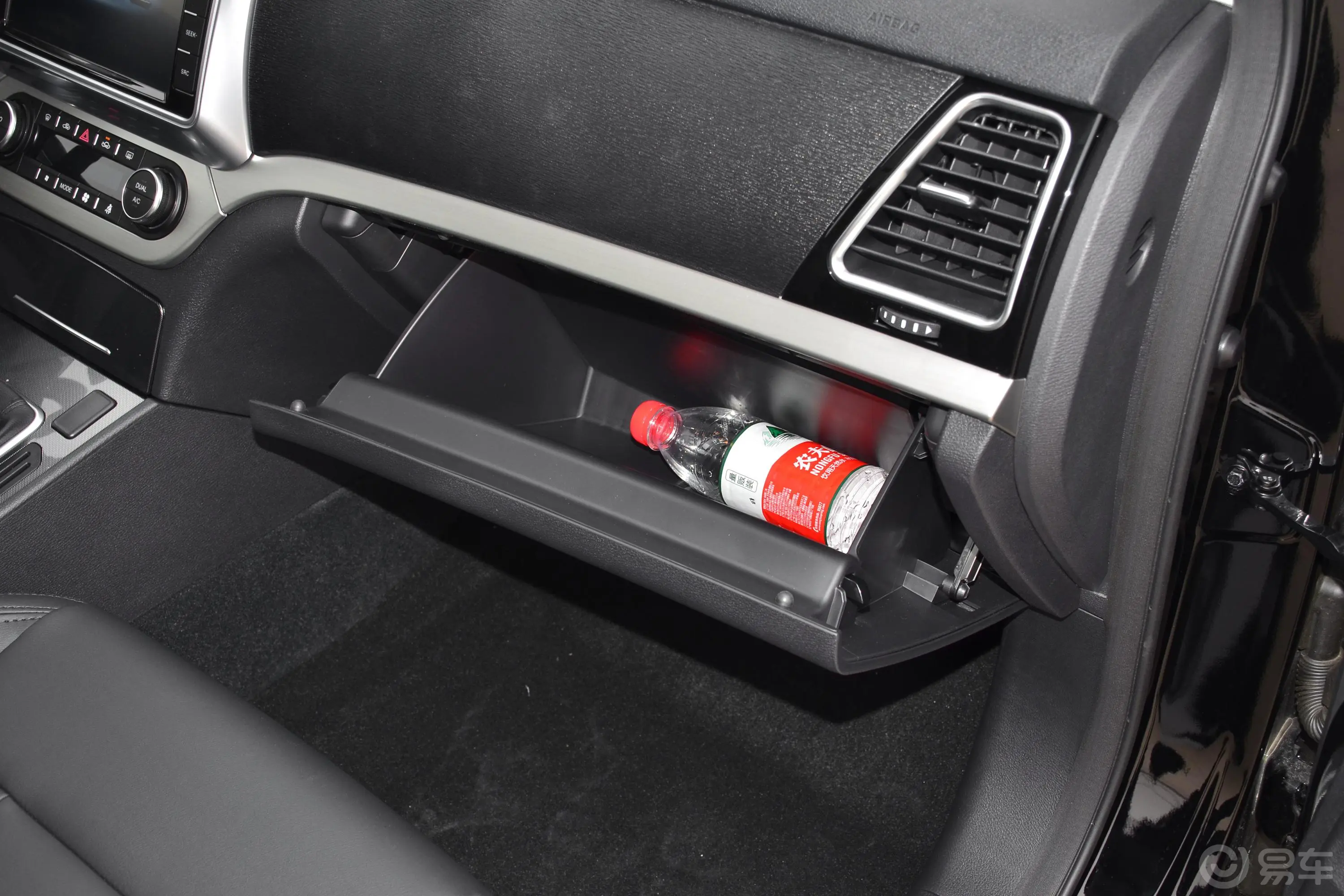 哈弗H6 Coupe红标 2.0T 手动 两驱 都市版手套箱空间水瓶横置