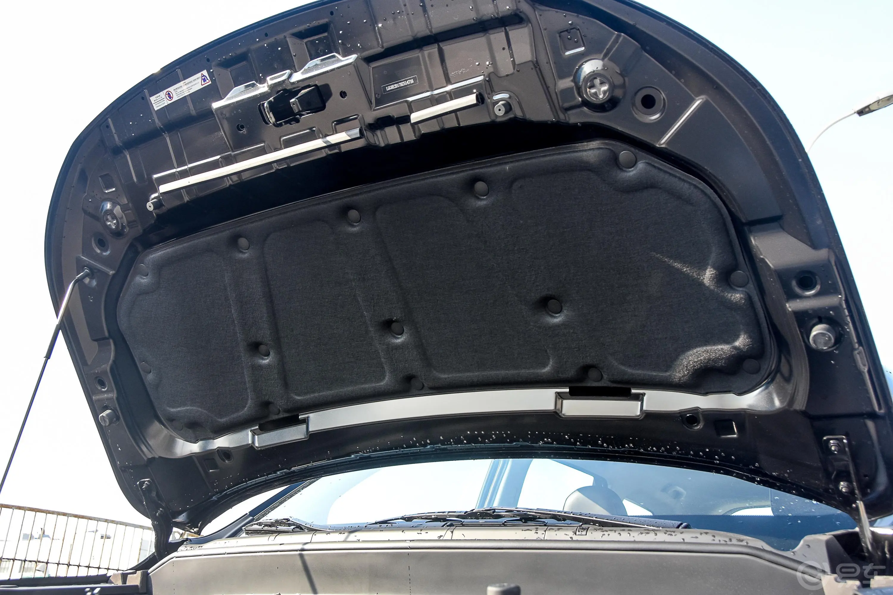 风行SX61.6L CVT 豪华版前舱盖内侧