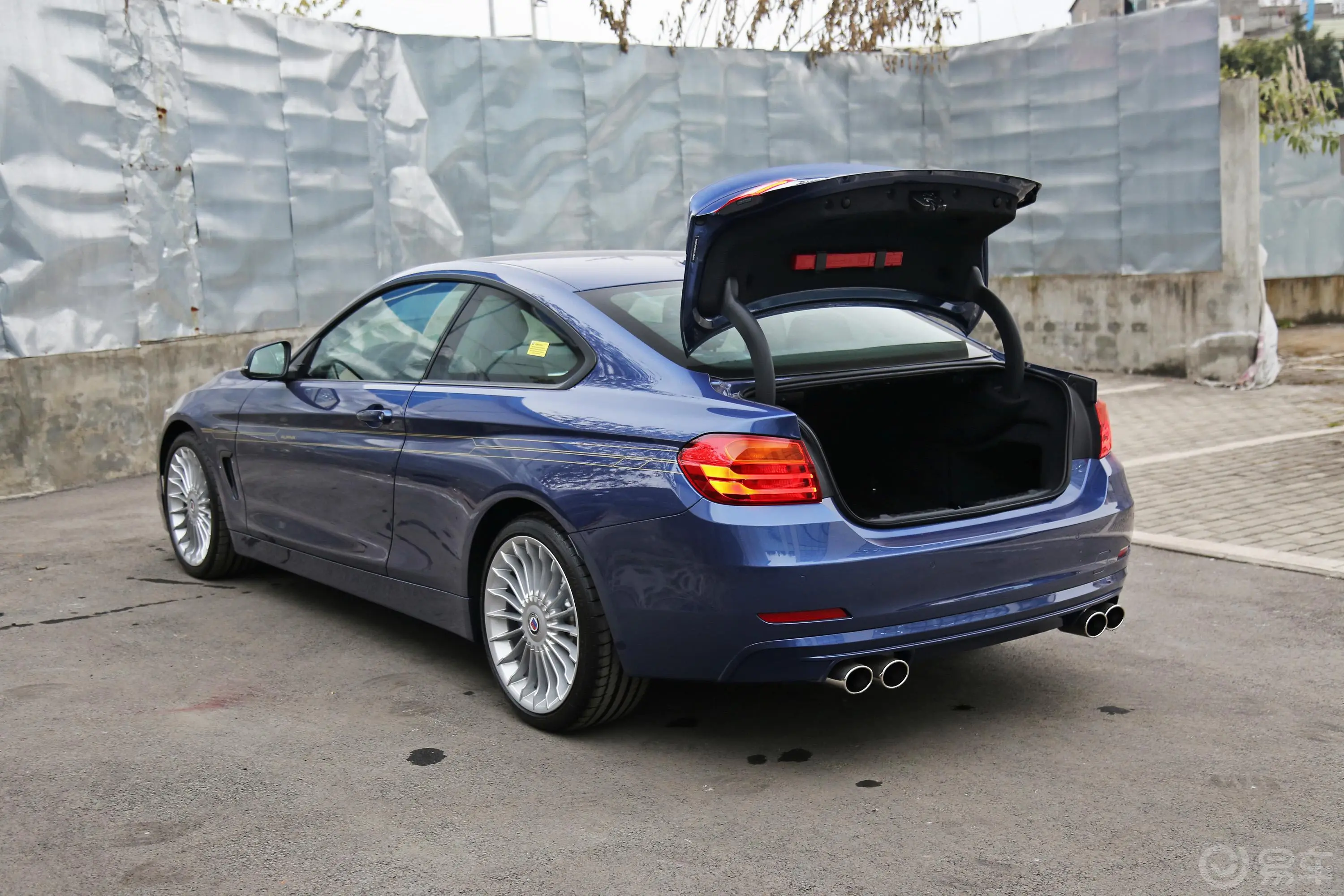 ALPINA B4B4 Bi-Turbo Coupe后备厢开启45度侧拍