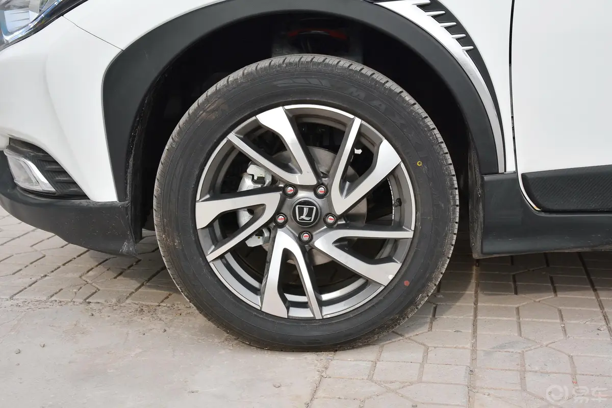 U5 SUV1.6L CVT 名士版前轮毂造型