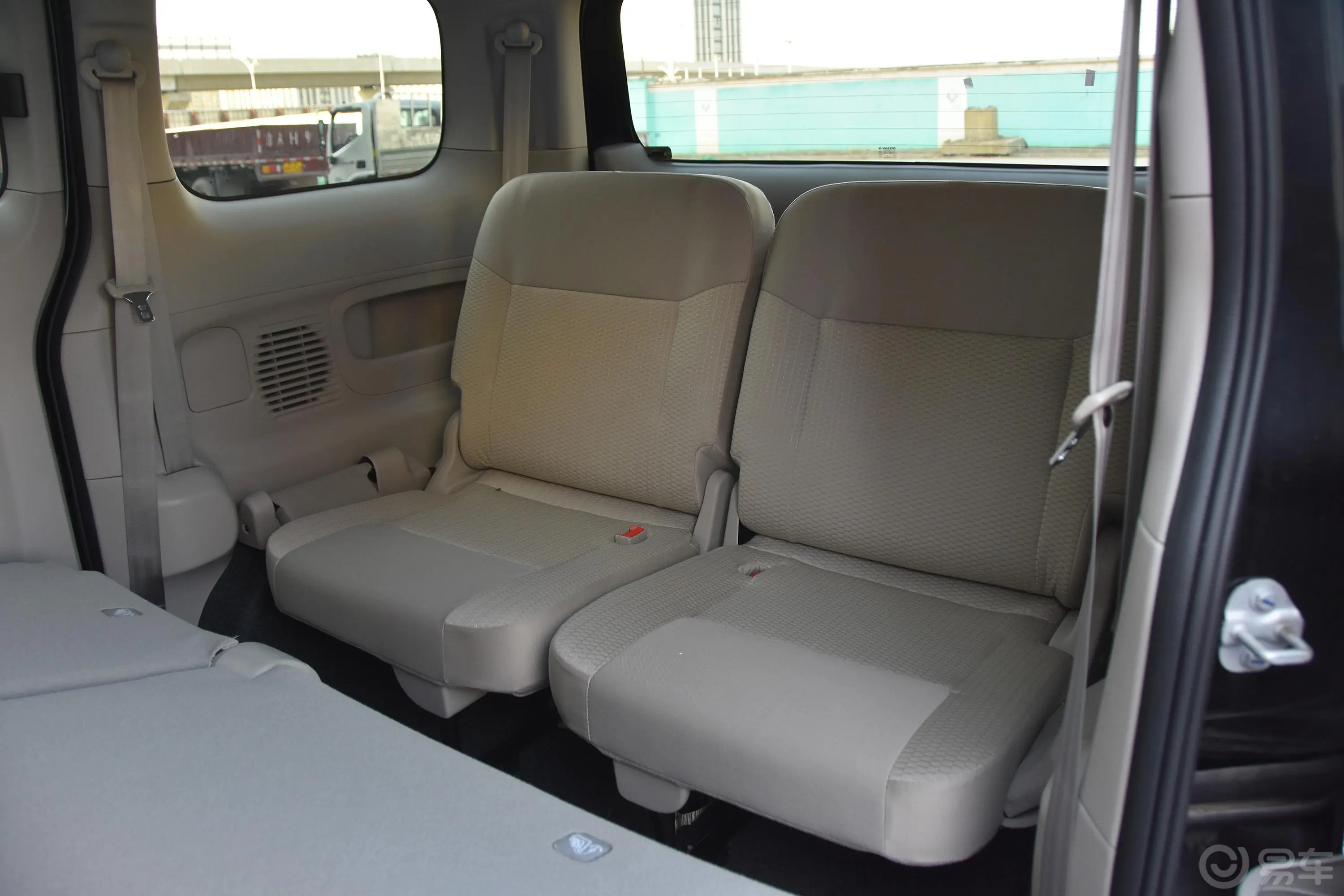 日产NV2001.6L CVT 尊享版第三排座椅