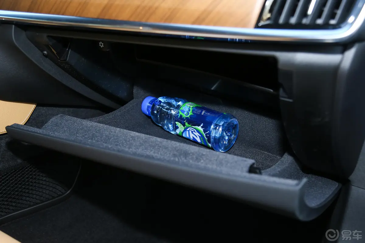 沃尔沃S90T5 智雅版手套箱空间水瓶横置