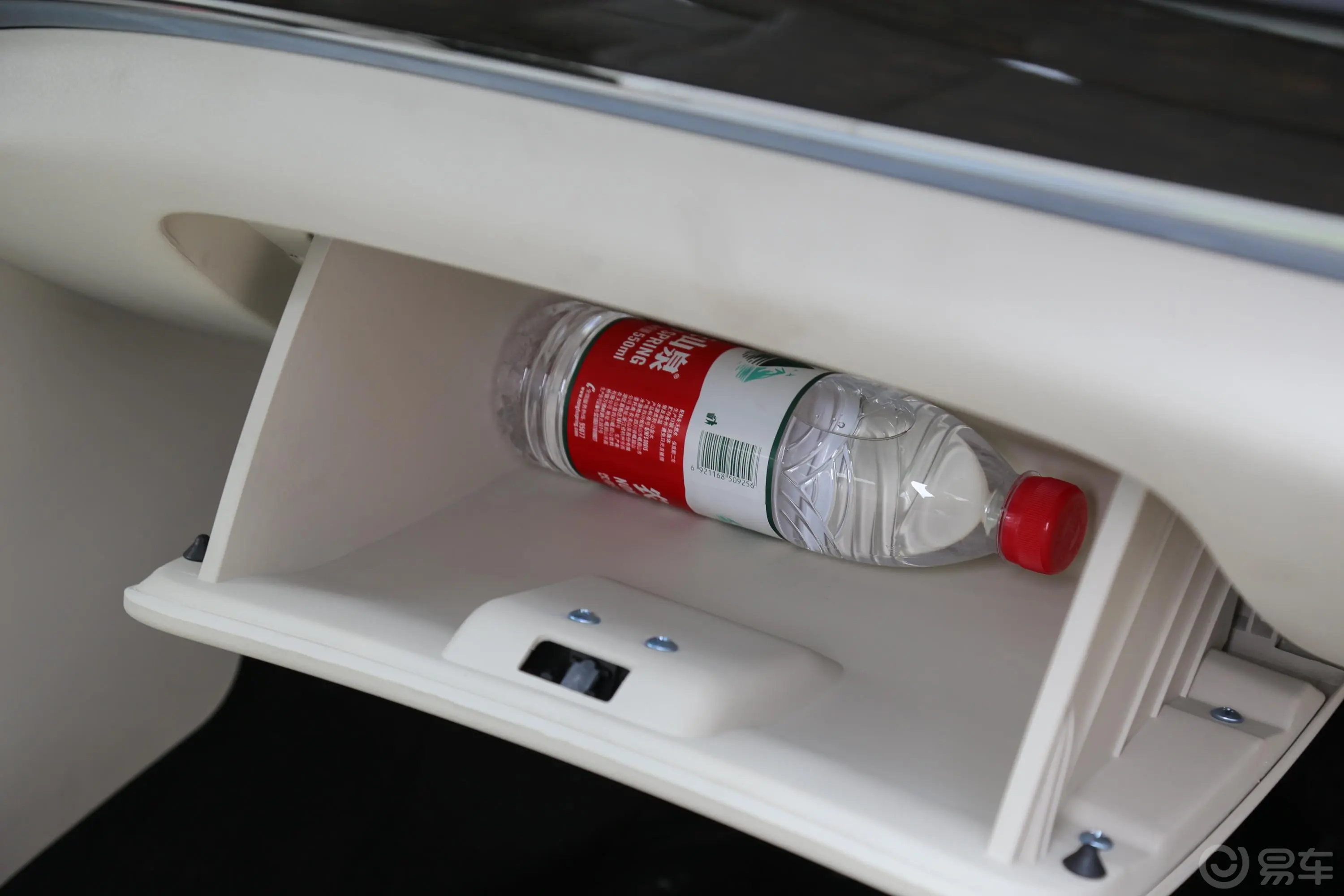 斯派卡1.5L 手动 豪华版手套箱空间水瓶横置