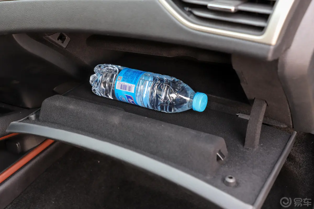 林肯MKZ2.0T 尊耀版手套箱空间水瓶横置
