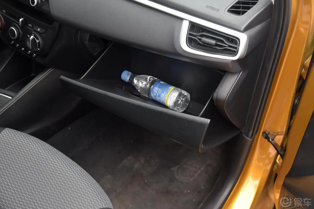 瑞纳1.4L 自动 跃享版 国V手套箱空间水瓶横置