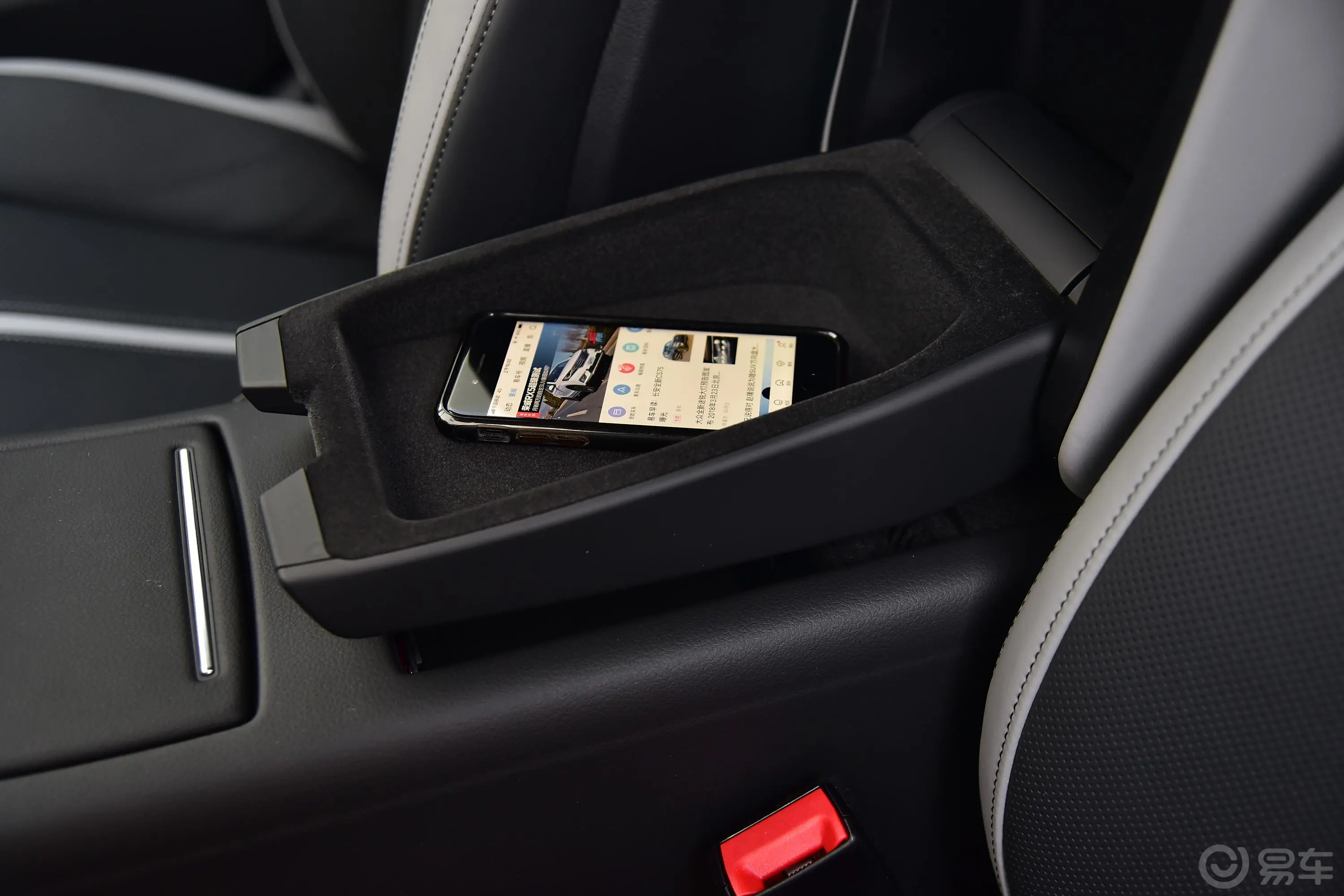 奥迪A750 TFSI quattro 舒适版前排扶手箱储物格