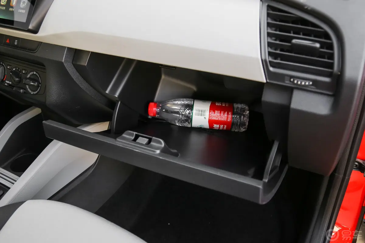 晶锐1.4L 自动 车享版手套箱空间水瓶横置
