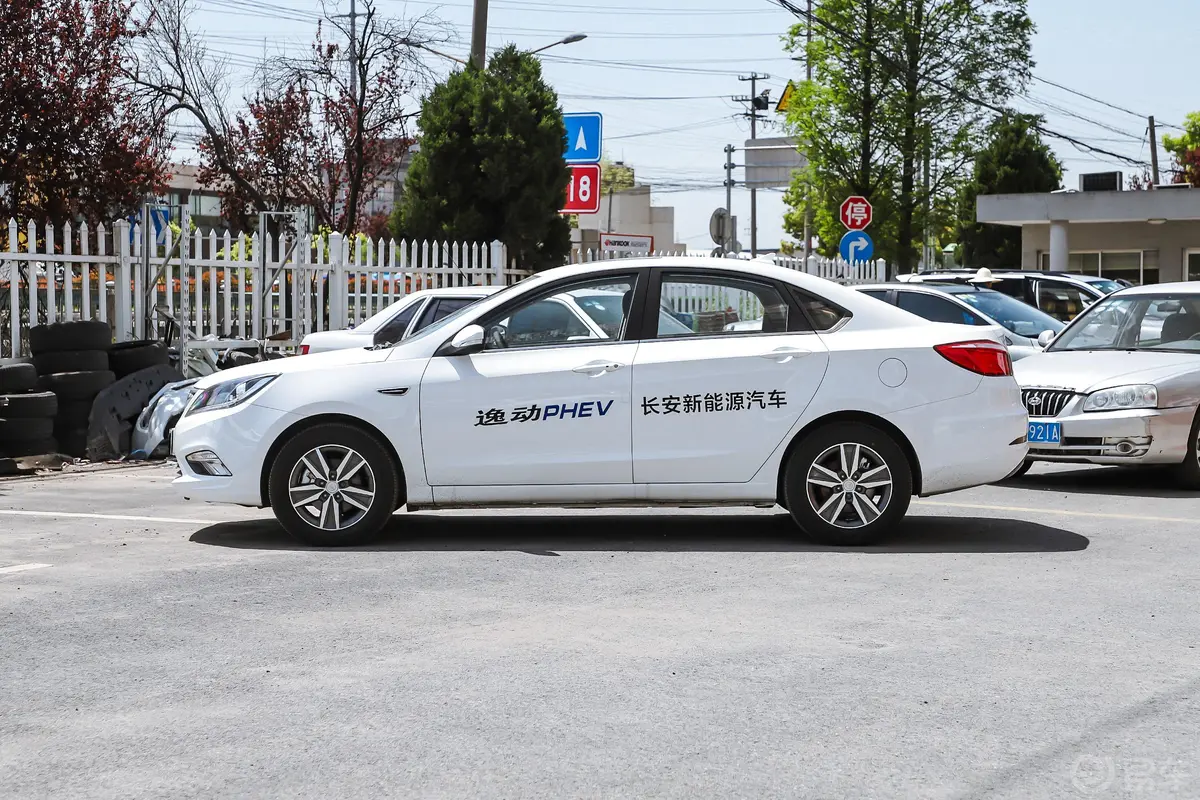 逸动PHEV1.0T 双离合 领航版正侧车头向左水平