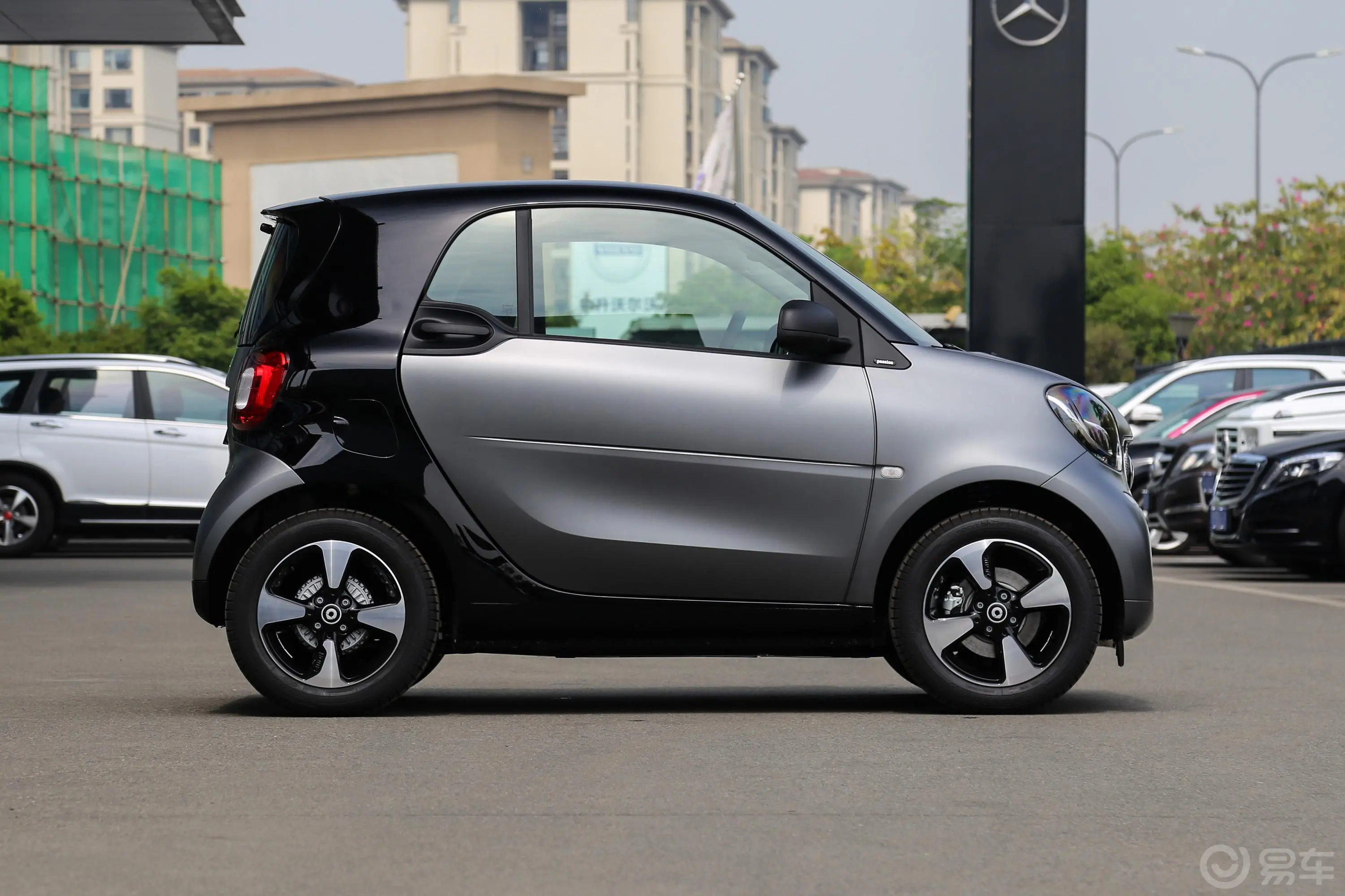 smart fortwo1.0L 52千瓦硬顶激情版正侧车头向右水平