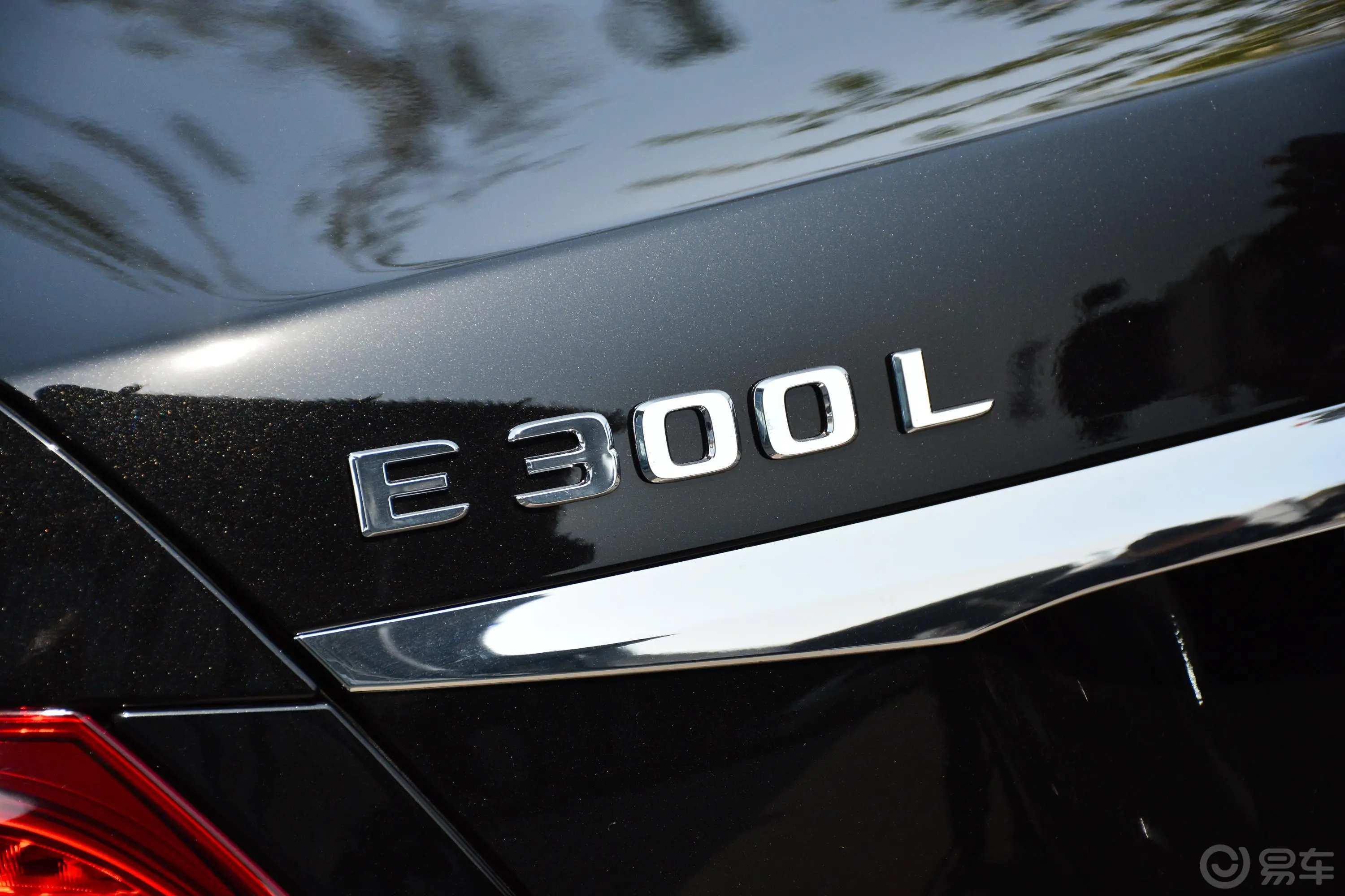 奔驰E级改款 E 300 L 豪华版 运动轿车外观
