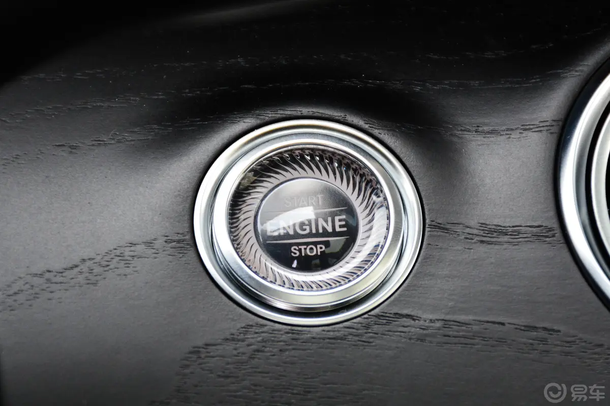 奔驰E级改款 E 300 L 豪华版 运动轿车钥匙孔或一键启动按键
