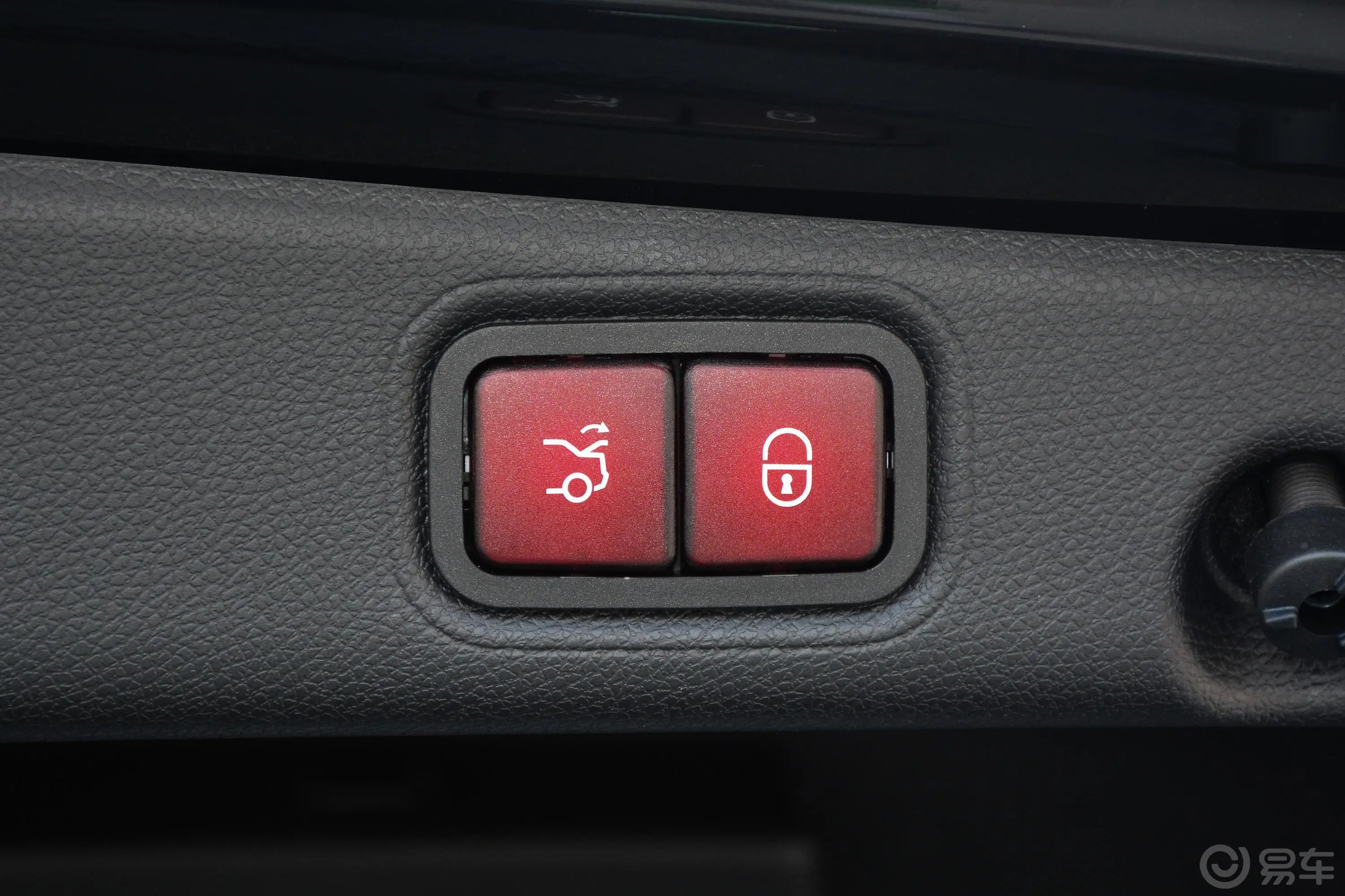 奔驰E级改款 E 300 L 豪华版 运动轿车电动尾门按键（手动扶手）