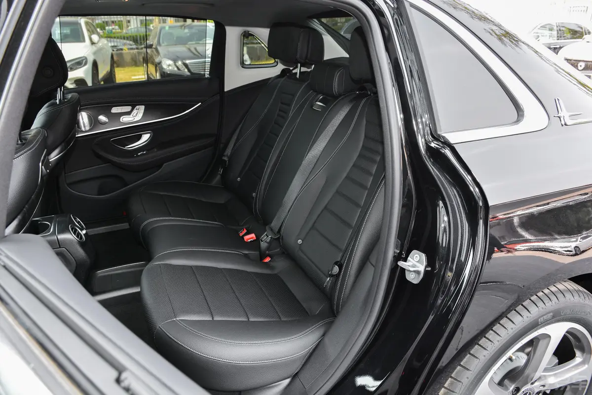 奔驰E级改款 E 300 L 豪华版 运动轿车后备厢开启45度侧拍