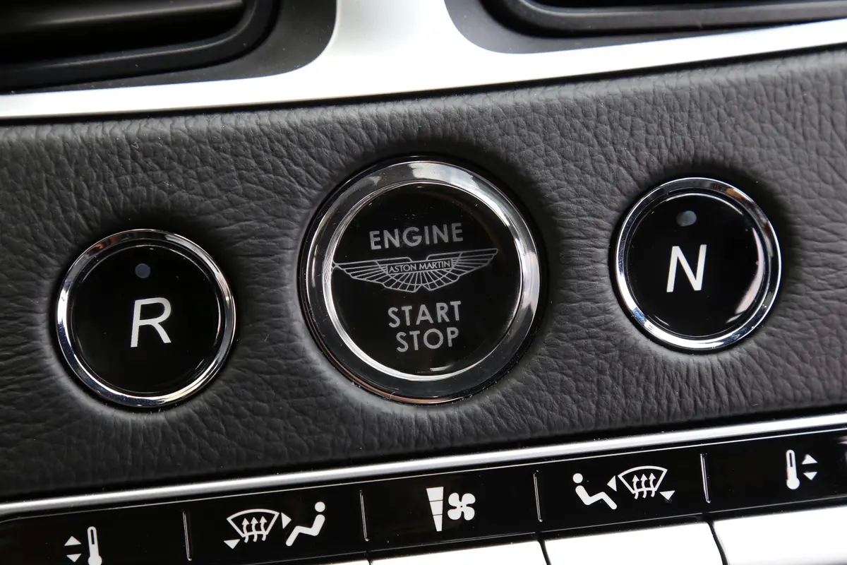 阿斯顿·马丁DB114.0T V8 Coupe钥匙孔或一键启动按键