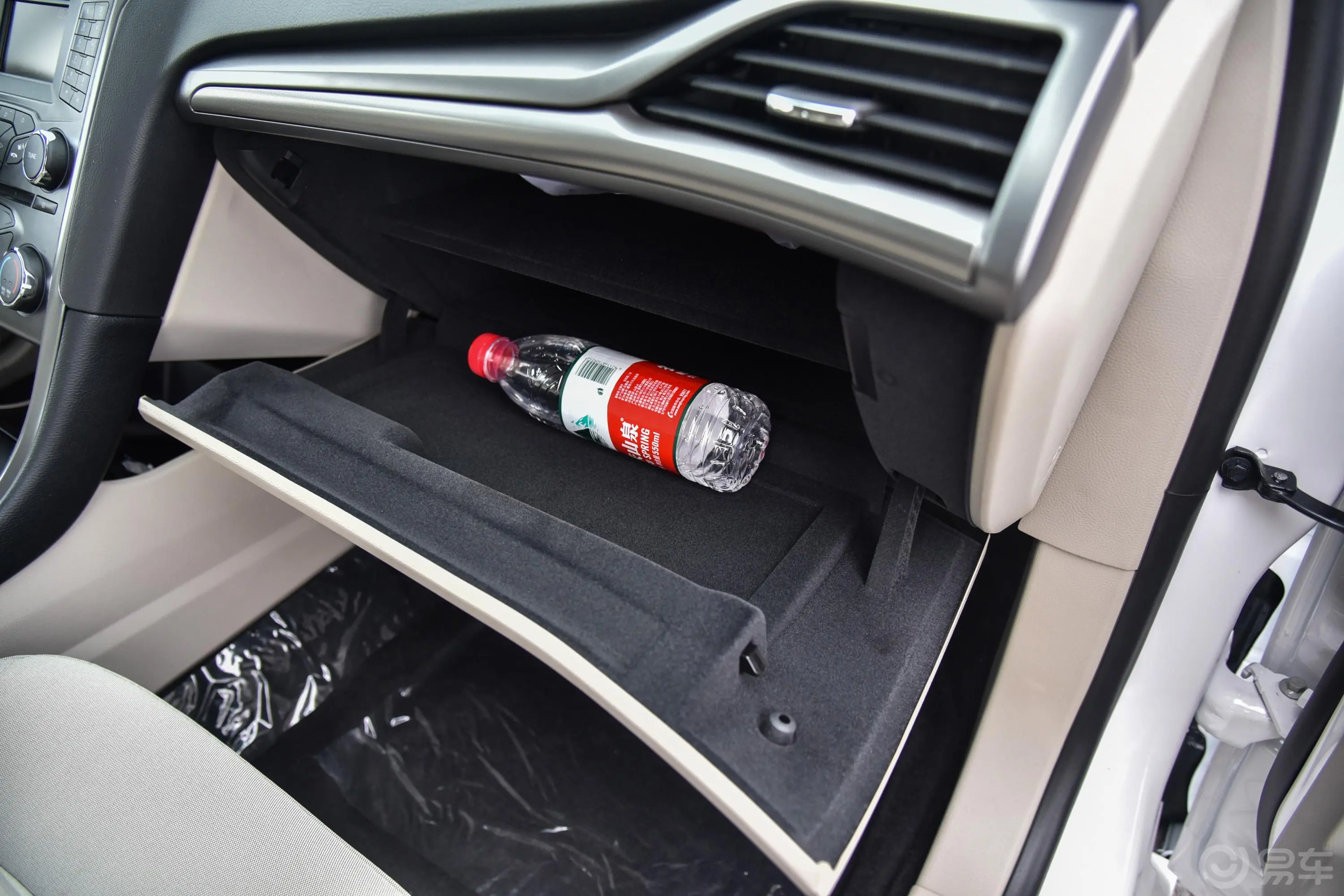 蒙迪欧EcoBoost 180 舒适版手套箱空间水瓶横置